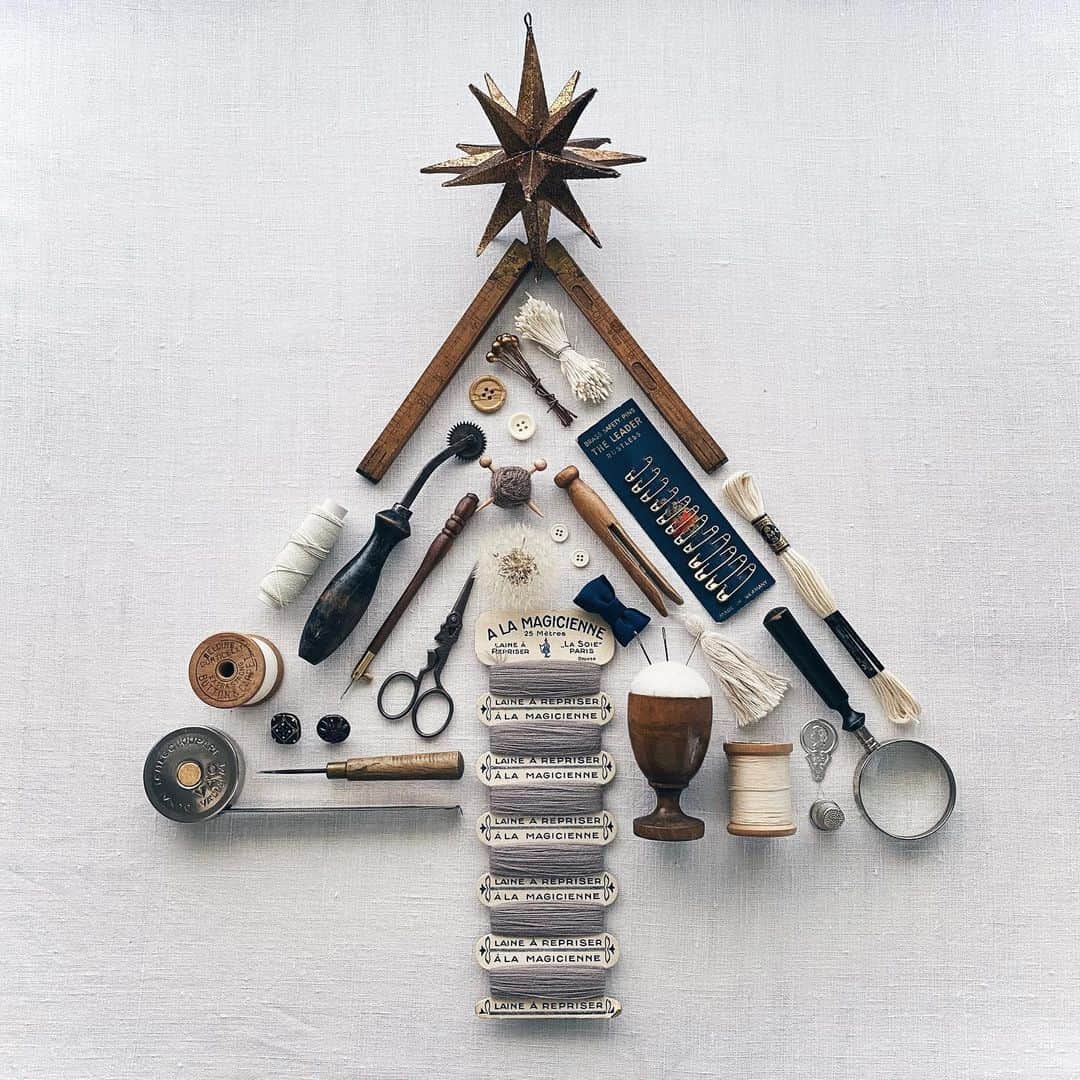 樋口愉美子さんのインスタグラム写真 - (樋口愉美子Instagram)「. Christmas tree with embroidery tools🎄  愛用の刺繍道具をクリスマスツリーに見立てて。そろそろ仕事納めです。  広島の蔦屋書店では、作品展が開催中です。お近くの方、ぜひお立ち寄り頂けましたら。 12/2(金) ～ 1/15(日) 「YUMOKO HIGUCHI WORLD OF EMBROIDERY」 広島 蔦屋書店1号館1Fギャラリー @hiroshima_tsite  @dmc_jp   #sewingtools #裁縫道具 #刺繍道具 #embroiderytools  #embroidery #ChristmasEmbroidery #Christmas #ChristmasDesign #handmade #christmaspattern #stitching #broderie #bordado #вышивка #자수 #needlework #embroideryArt #craft #handembroidery #art #yumikohiguchi #樋口愉美子 #contemporaryembroidery #刺繍 #クリスマス #クリスマス刺繍」12月23日 15時08分 - yumikohiguchi