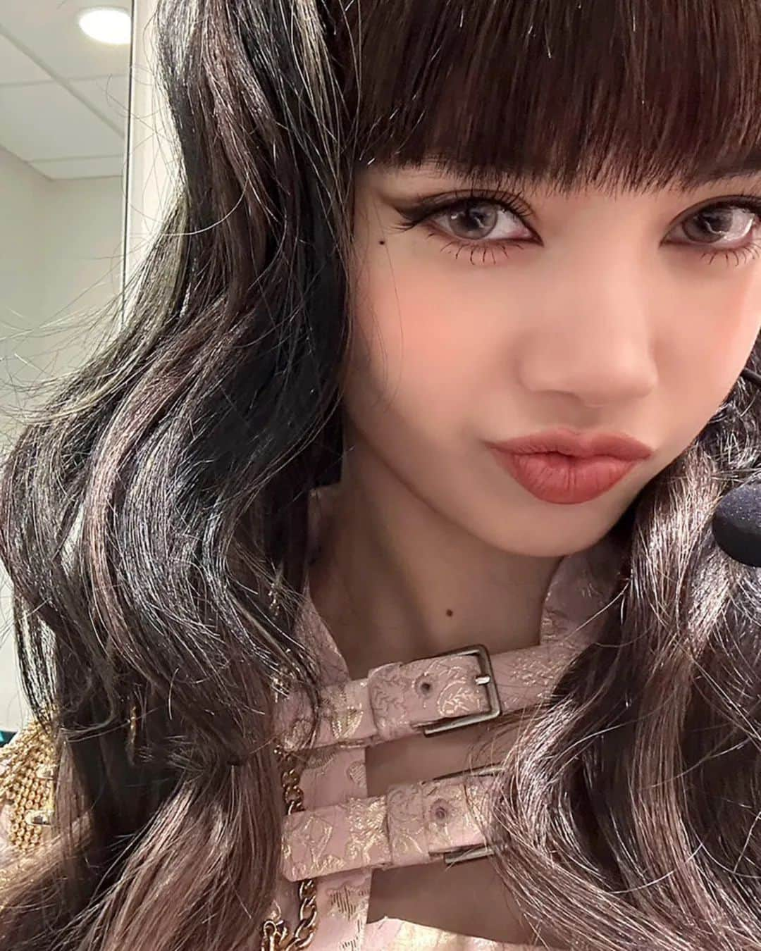 リサのインスタグラム：「[WEVERSE] - Membership Renewal Reward . . . #LISA #LALISA #리사 #블랙핑크 #BLACKPINK #LALISAMANOBAN #LALISAMANOBAL #blackpinklisa #lisablackpink」