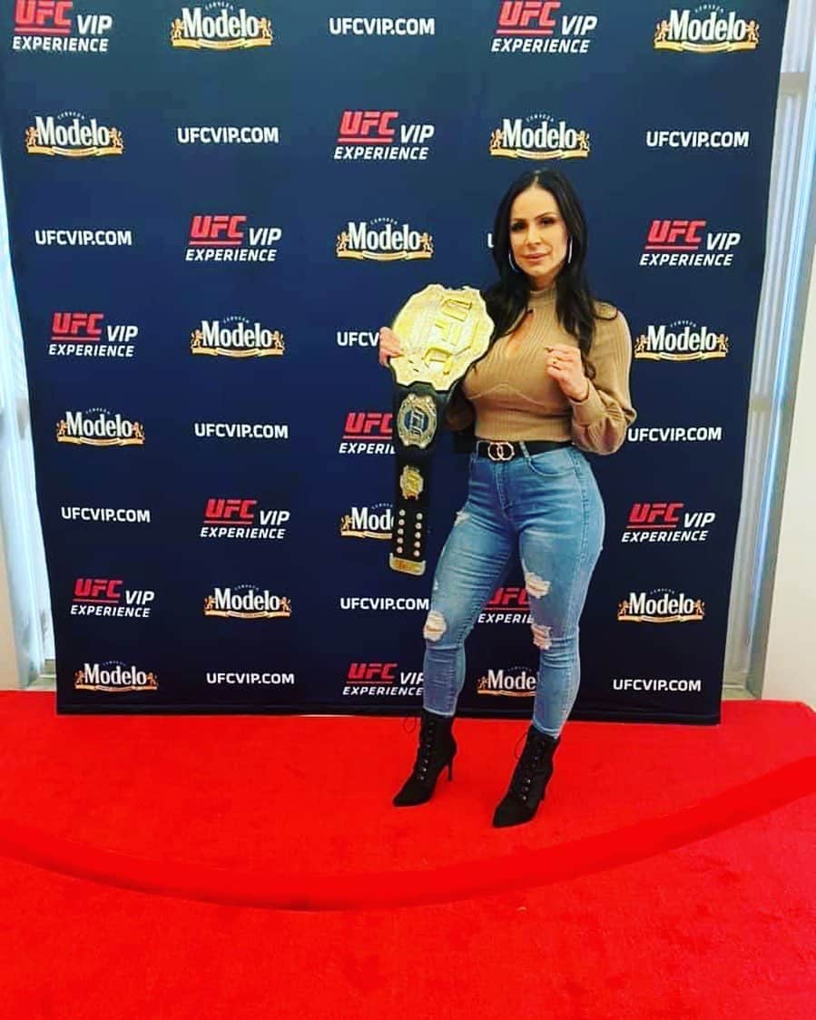 Kendra Lustさんのインスタグラム写真 - (Kendra LustInstagram)「#tbt when the people’s champ showed up #ufc #ufcapex」12月23日 10時18分 - kendralust