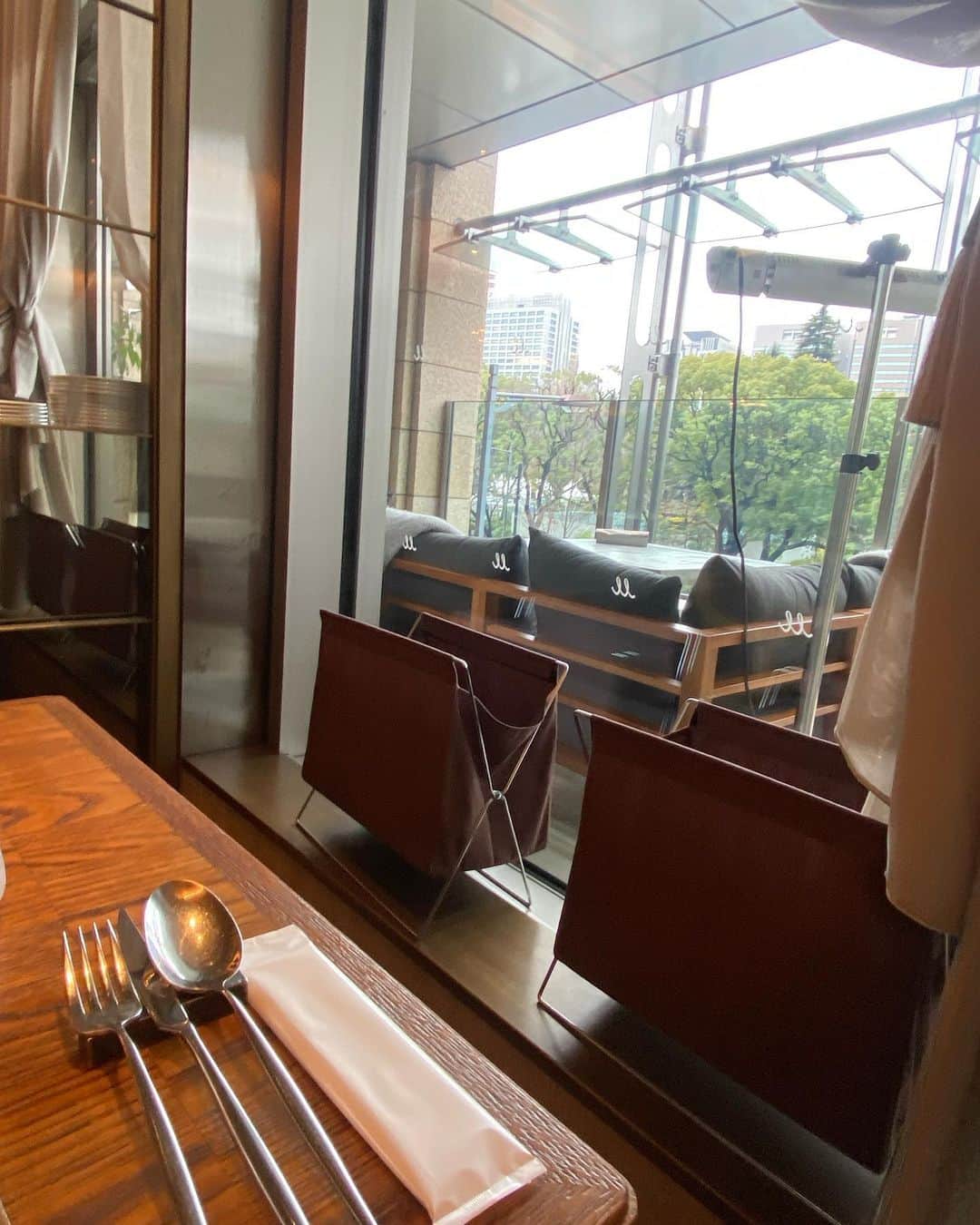 山本侑貴子のインスタグラム：「備忘録として  スペイン  生産者 Finca San Blas  Conveniencia   ブドウ品種: メルセゲラ50% シャルドネ25%  ピノ・ノワール25%    サステナブル農業 （2022年ビンテージよりオーガニック栽培認証）  白い花の香、口に含むと柑橘系のスッキリと爽やかな味わい。 サラダや生ハムのピンチョス、魚介のパエリアにとの相性もGOOD！」