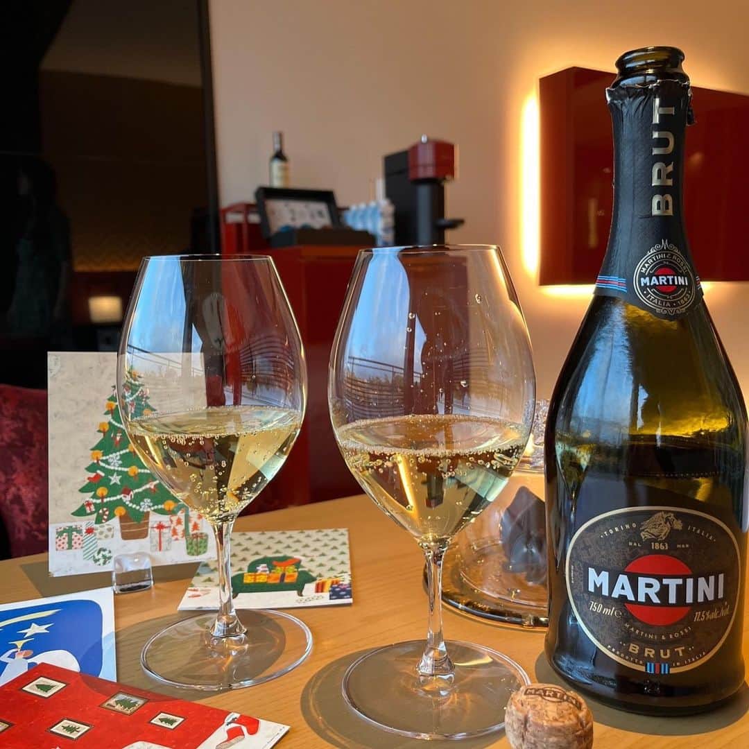 martinijapanさんのインスタグラム写真 - (martinijapanInstagram)「【MARTINI TIME　毎日を思い出にしよう】  マルティーニ公式Instagramでは、 ホリデーシーズンのさまざまな過ごし方をご紹介します♪  By @martini15to　さん -----------------------------------------  クリスマスまであと3日🎄 毎年この時期になると街も綺麗で大好きな季節🔔   実は友人と旅行で京都に来ています！ ホテルでのリラックスタイムは、マルティーニ ブリュットを飲んで過ごしました🥂   マルティーニを飲みながら家族にクリスマスカードを書いたり、楽しくお喋りしたり、、 美味しいお酒があるとついつい時間を忘れちゃいますね❤️   皆さんはクリスマス、どう過ごされますか？🎅🏻   @martini_japan #MARTINI #MARTINITIME #毎日を思い出にしよう #スパークリングワイン #マルティーニ #クリスマス #ホリデー  -----------------------------------------  ぜひ皆さんも、 マルティーニと共に楽しむホリデーの過ごし方を、  #マルティーニ をつけてシェアいただけたら嬉しいです！  #MARTINI　#MARTINITIME #毎日を思い出にしよう  #スパークリングワイン　#sparklingwine　#マルティーニ #マルティーニブリュット　#martinibrut　#スプマンテ  #イタリアワイン #クリスマスパーティー #クリスマスディナー  #クリスマス　#ホリデー #ワイン好き　#ワイン好きな人と繋がりたい 　  #マルティーニアスティスプマンテ　#martiniastispumante #ホームパーティー　#おうちごはん　#忘年会　#女子会」12月23日 11時01分 - martini_japan