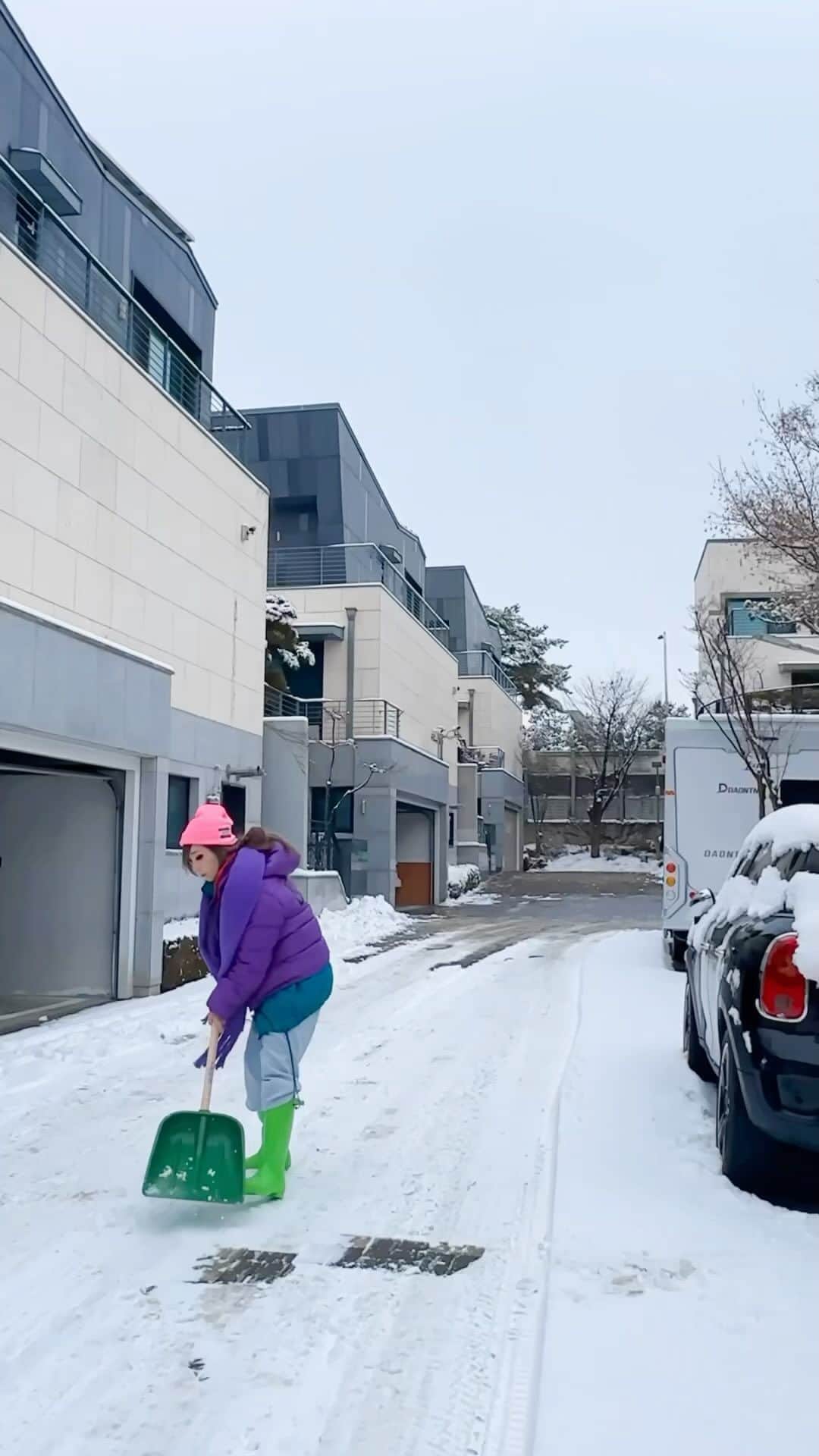 チョンダヨン（Jungdayeon）のインスタグラム：「shoveling snow ☃️ . #jungdayeon_reels  #snowshoveling」
