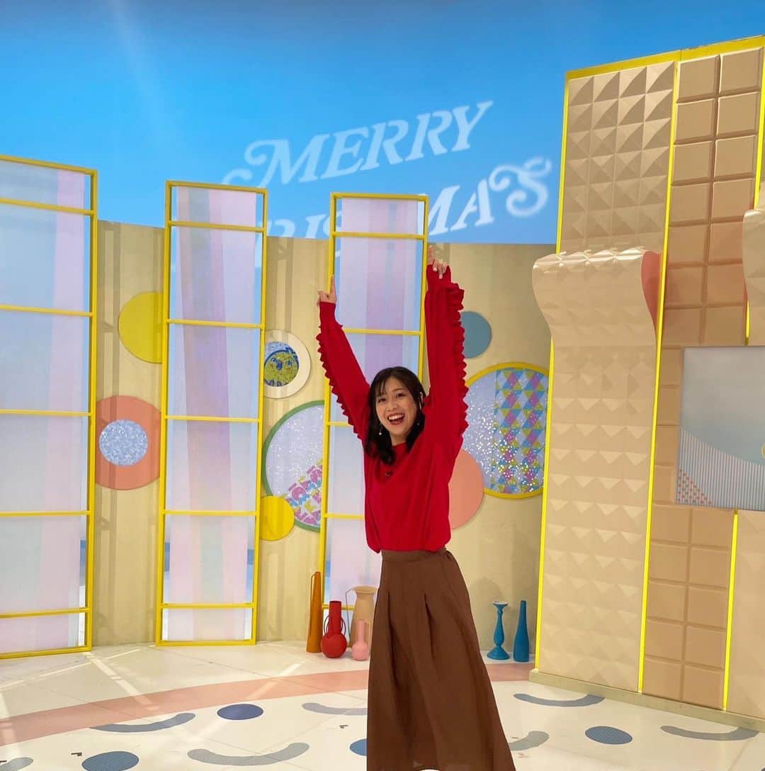 虎谷温子のインスタグラム：「なかなかOAではわかりづらいかもしれませんが… 実はスタジオにメリークリスマスが！！！🎄 もちろん、期間限定です！  #すまたん #クリスマス」