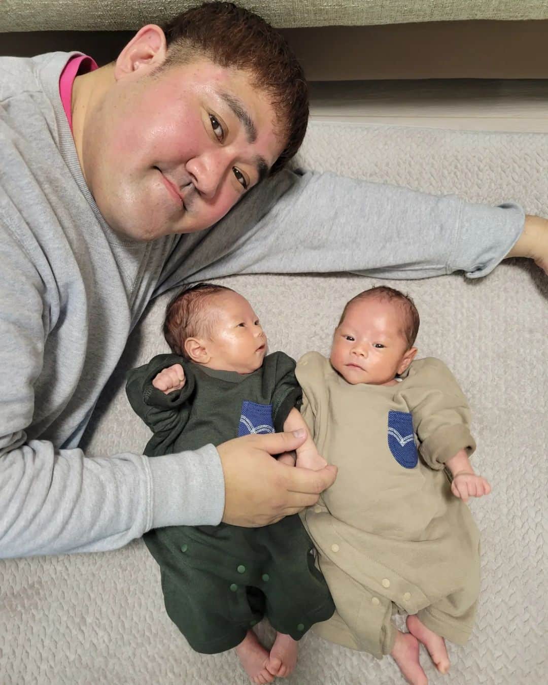 のインスタグラム：「【ご報告】 2022年12月2日、  元気な双子の赤ちゃんのパパになりました！  出産には仕事で立ち会えませんでしたが、奥さんがメチャクチャ頑張ってくれました！ 現在母子共に健康です。  2人共男の子でつぶらな瞳と鼻の下の溝が僕にそっくりでとても可愛いです😂  家族にいい生活させれる様にもっともっと頑張っていきます！ いきましゅ！」