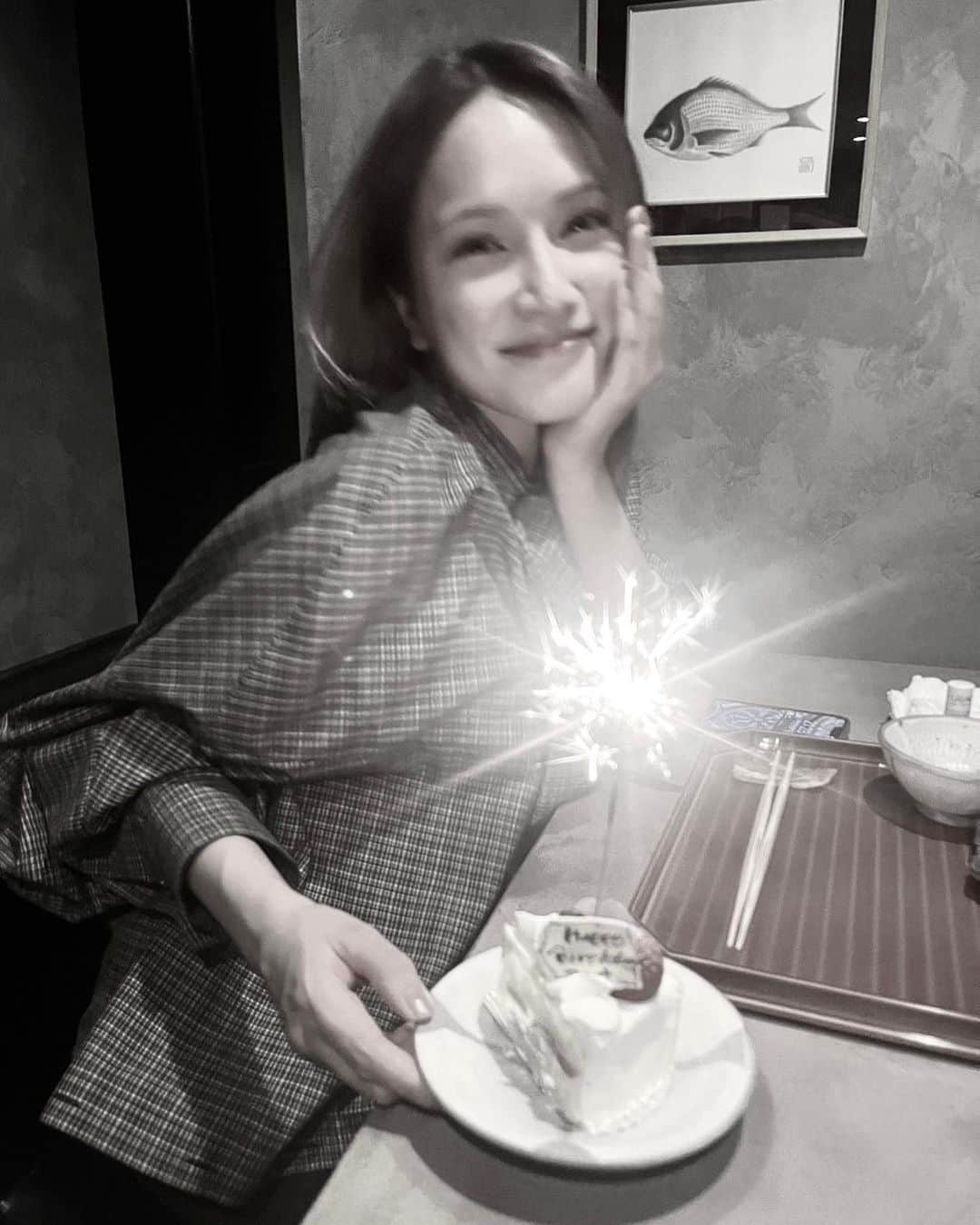 入山杏奈のインスタグラム：「🍰🥂💖🎁」