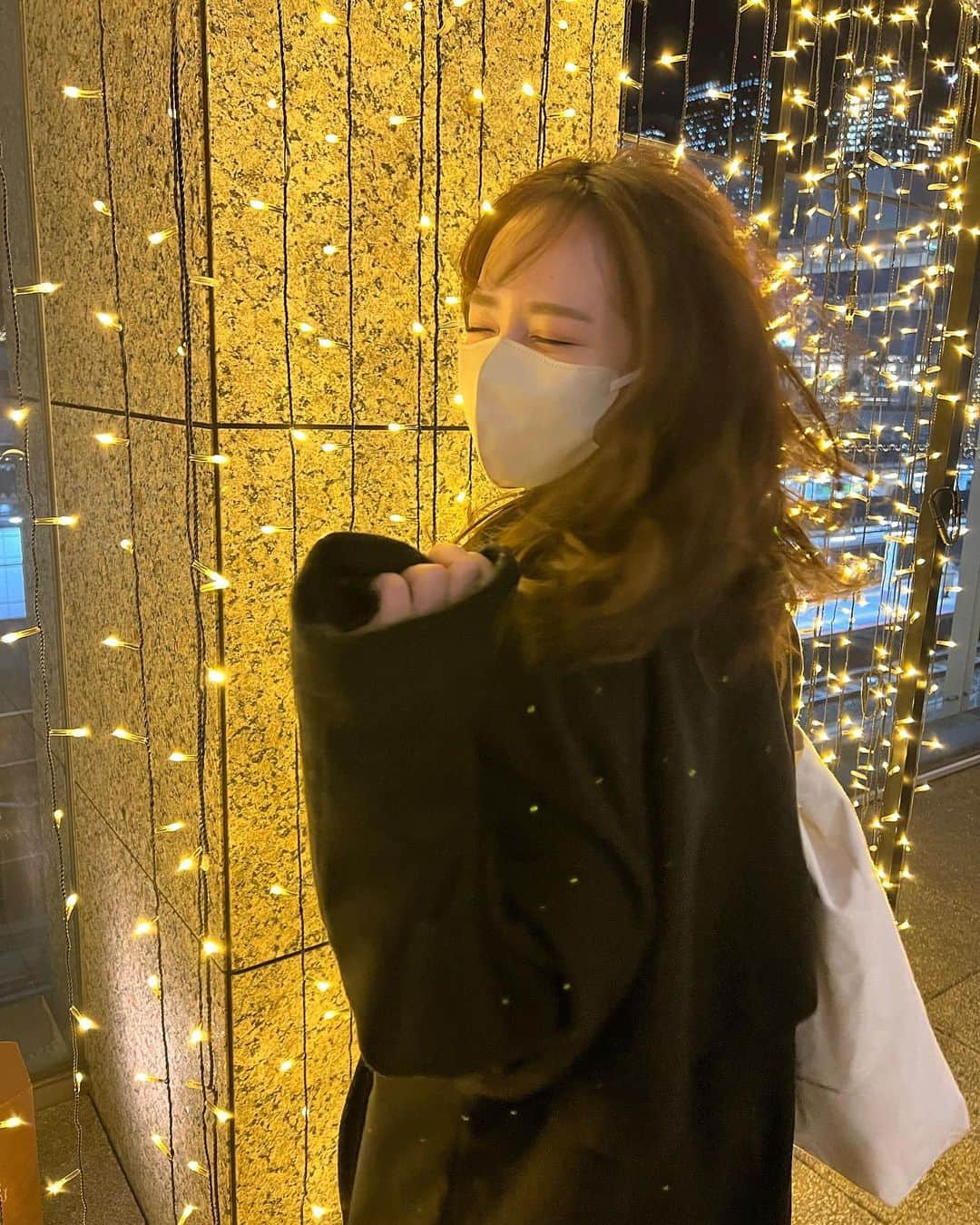 山田菜々のインスタグラム：「クリスマスイブだ〜〜☺️🫰🏻✨  1年に1回しかないイベントを楽しめるような大人になれたら素敵だなと思ってるけど、特にこれといったものはなく毎年なんとなーく過ぎていくけどたくさんの人が幸せであればいいなぁと思います☺️🫶🏻  ひとりぼっちのクリスマスイブも好きな人と過ごすクリスマスイブもお仕事を頑張るクリスマスイブもみんなが幸せな日でありますように✨  今日は泣いちゃった幸せだ〜言葉にすると急に実感してなんか自然と涙でてきちゃう不思議なときだったけどそんなお友達に出会えたことがわたしは幸せだ〜☺️‼️」