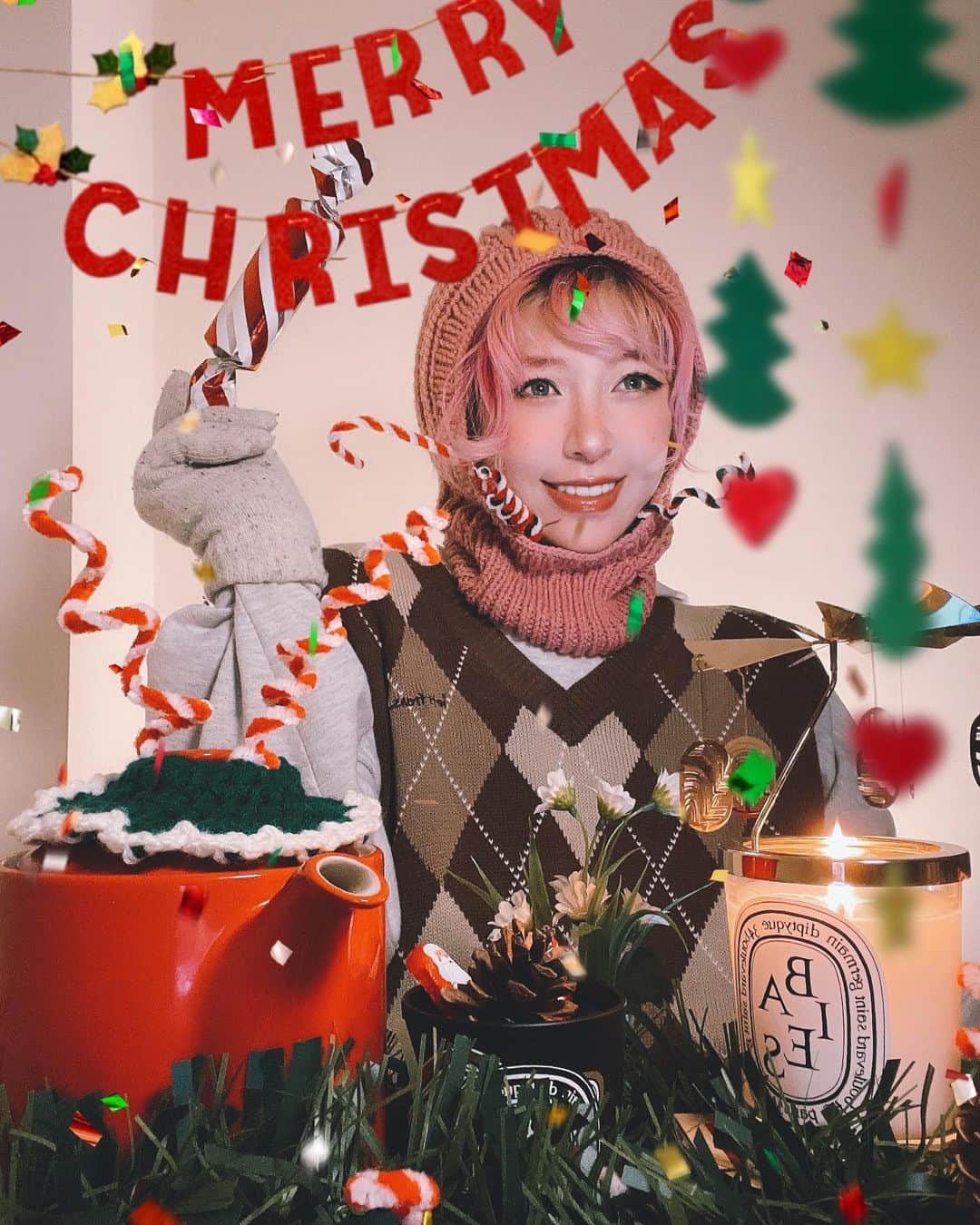 Eva Cheung☆さんのインスタグラム写真 - (Eva Cheung☆Instagram)「【聖誕就是要拍照📸】  🎄還有兩天就是聖誕節，在英國月頭開始已經彌漫著濃濃的聖誕幸福氣息～ 大慨在節日裡，聖誕節是最接近童話的一個，所以才這麼值得期待！☃  戴上自己織的 #balaclava 帽也太有童話的感覺：我是聖誕節被迫營業賣糖果的小女孩 🤣   🥺Want Some Candy?   希望大家接下來的生活，有努力、有付出、有收穫、有聖誕老人、有糖果🍬  #balaclava hand knit by me🧶❣  #聖誕就是要拍照 #家居自拍 #聖誕節 #儀式感 #聖誕寫真 #knit #balaclavaknitting #knitting #christmasdecor #christmasidea #christmasphotoshoot #christmasselfie #sense」12月23日 22時58分 - eva_pinkland