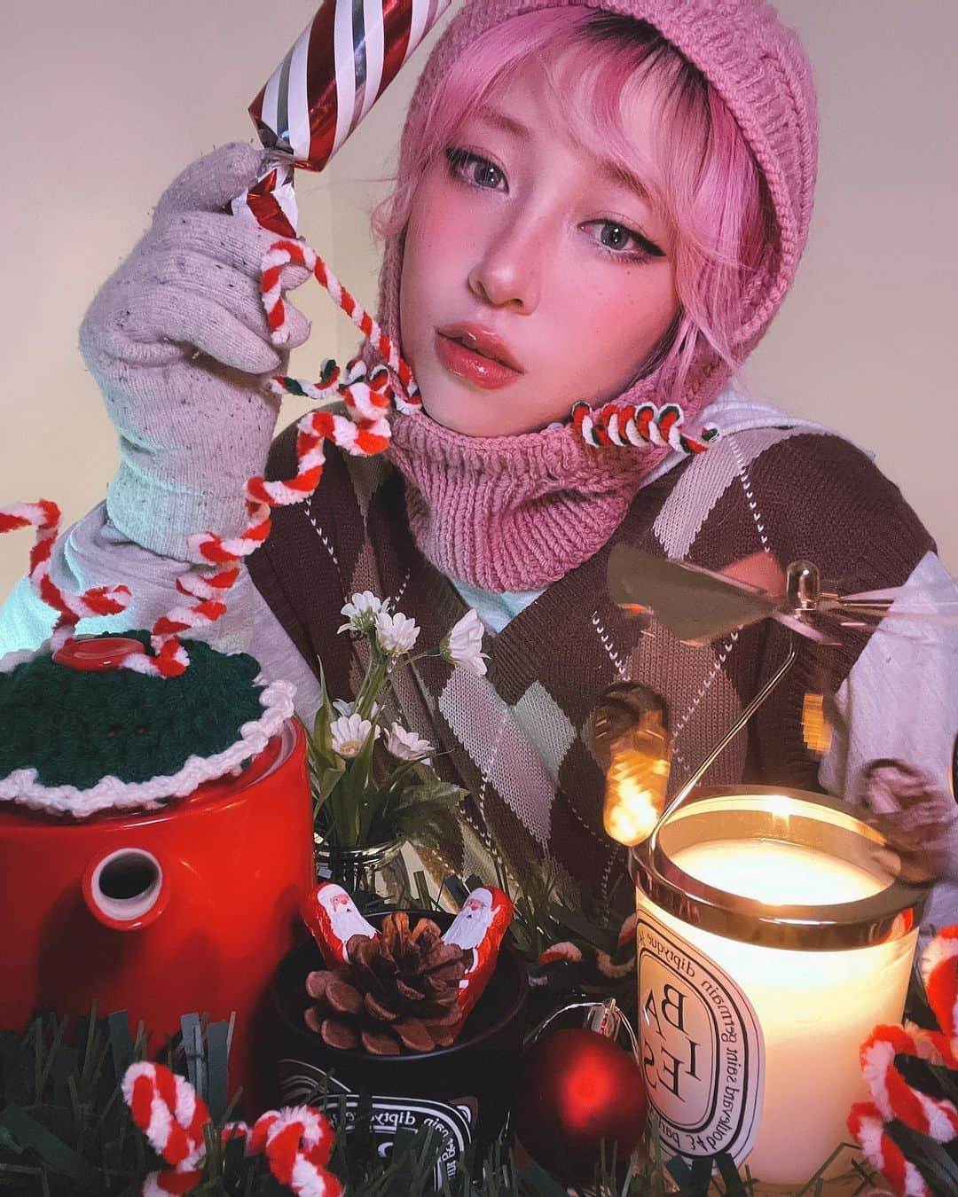 Eva Cheung☆さんのインスタグラム写真 - (Eva Cheung☆Instagram)「【聖誕就是要拍照📸】  🎄還有兩天就是聖誕節，在英國月頭開始已經彌漫著濃濃的聖誕幸福氣息～ 大慨在節日裡，聖誕節是最接近童話的一個，所以才這麼值得期待！☃  戴上自己織的 #balaclava 帽也太有童話的感覺：我是聖誕節被迫營業賣糖果的小女孩 🤣   🥺Want Some Candy?   希望大家接下來的生活，有努力、有付出、有收穫、有聖誕老人、有糖果🍬  #balaclava hand knit by me🧶❣  #聖誕就是要拍照 #家居自拍 #聖誕節 #儀式感 #聖誕寫真 #knit #balaclavaknitting #knitting #christmasdecor #christmasidea #christmasphotoshoot #christmasselfie #sense」12月23日 22時58分 - eva_pinkland