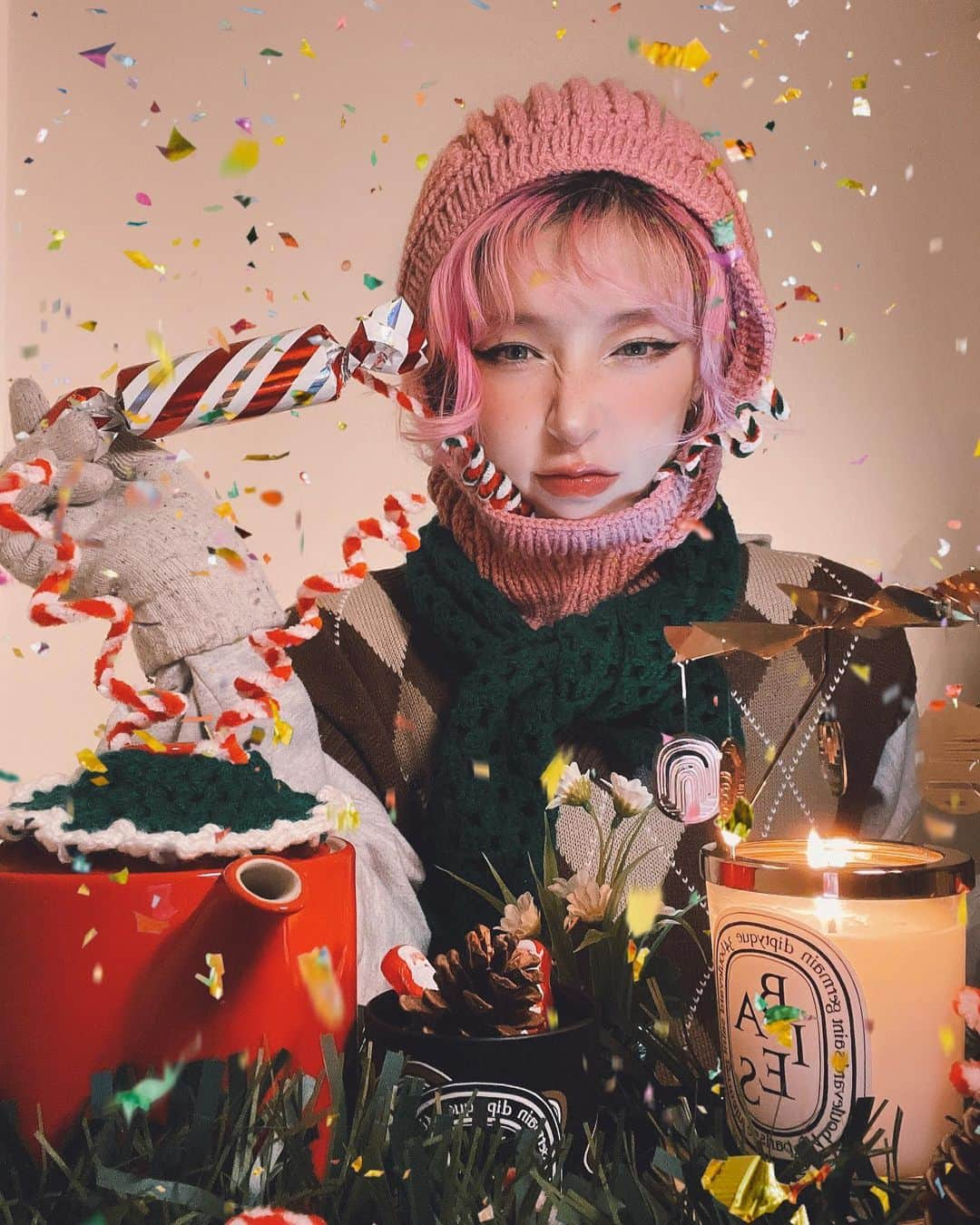 Eva Cheung☆のインスタグラム：「【聖誕就是要拍照📸】  🎄還有兩天就是聖誕節，在英國月頭開始已經彌漫著濃濃的聖誕幸福氣息～ 大慨在節日裡，聖誕節是最接近童話的一個，所以才這麼值得期待！☃  戴上自己織的 #balaclava 帽也太有童話的感覺：我是聖誕節被迫營業賣糖果的小女孩 🤣   🥺Want Some Candy?   希望大家接下來的生活，有努力、有付出、有收穫、有聖誕老人、有糖果🍬  #balaclava hand knit by me🧶❣  #聖誕就是要拍照 #家居自拍 #聖誕節 #儀式感 #聖誕寫真 #knit #balaclavaknitting #knitting #christmasdecor #christmasidea #christmasphotoshoot #christmasselfie #sense」