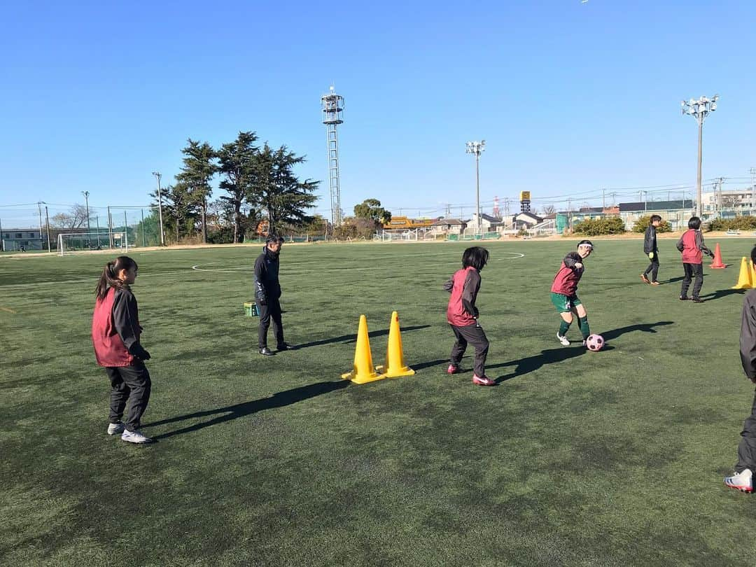 佐藤勇人さんのインスタグラム写真 - (佐藤勇人Instagram)「千葉明徳高等学校 女子サッカー部  3年生が卒業して、1.2年生の練習に参加させていただきました。 強風の中でも効率よく練習ができるようにお互い協力し合いながら、チーム皆んなで楽しくサッカーをしてる姿が印象的でした。  2枚目の動画は練習後に写真を撮ろうとなった時のもので、どこからか髪の毛を整えるクシが出てきて皆んなで髪の毛チェック中😁  千葉明徳高校 女子サッカー部の皆さん、楽しい時間をありがとうございました！  WHERE TO NEXT？  #千葉市 #千葉明徳学園  #千葉明徳高校  #千葉明徳高校女子サッカー部 #ジェフユナイテッド市原千葉  #佐藤勇人  #WhereToNext? #hummel #ファストプロウォーター」12月23日 23時07分 - yuto7sato