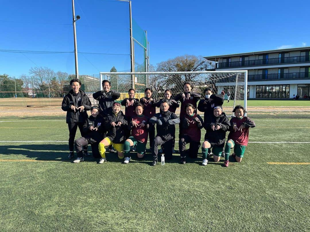 佐藤勇人のインスタグラム：「千葉明徳高等学校 女子サッカー部  3年生が卒業して、1.2年生の練習に参加させていただきました。 強風の中でも効率よく練習ができるようにお互い協力し合いながら、チーム皆んなで楽しくサッカーをしてる姿が印象的でした。  2枚目の動画は練習後に写真を撮ろうとなった時のもので、どこからか髪の毛を整えるクシが出てきて皆んなで髪の毛チェック中😁  千葉明徳高校 女子サッカー部の皆さん、楽しい時間をありがとうございました！  WHERE TO NEXT？  #千葉市 #千葉明徳学園  #千葉明徳高校  #千葉明徳高校女子サッカー部 #ジェフユナイテッド市原千葉  #佐藤勇人  #WhereToNext? #hummel #ファストプロウォーター」