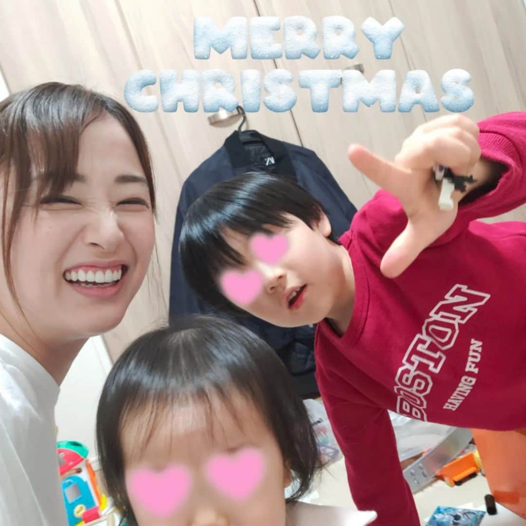 工藤里紗のインスタグラム：「毎年恒例リサンタ🎄 任務を果たしつつ 遊んでもらい🤩 甥っ子年ごろ的に苦手になってきた写真も、楽しく撮ってくれて🫶✨ 楽しすぎたありがとう🤍 #merrychristmas  #甥っ子 #姪っ子」