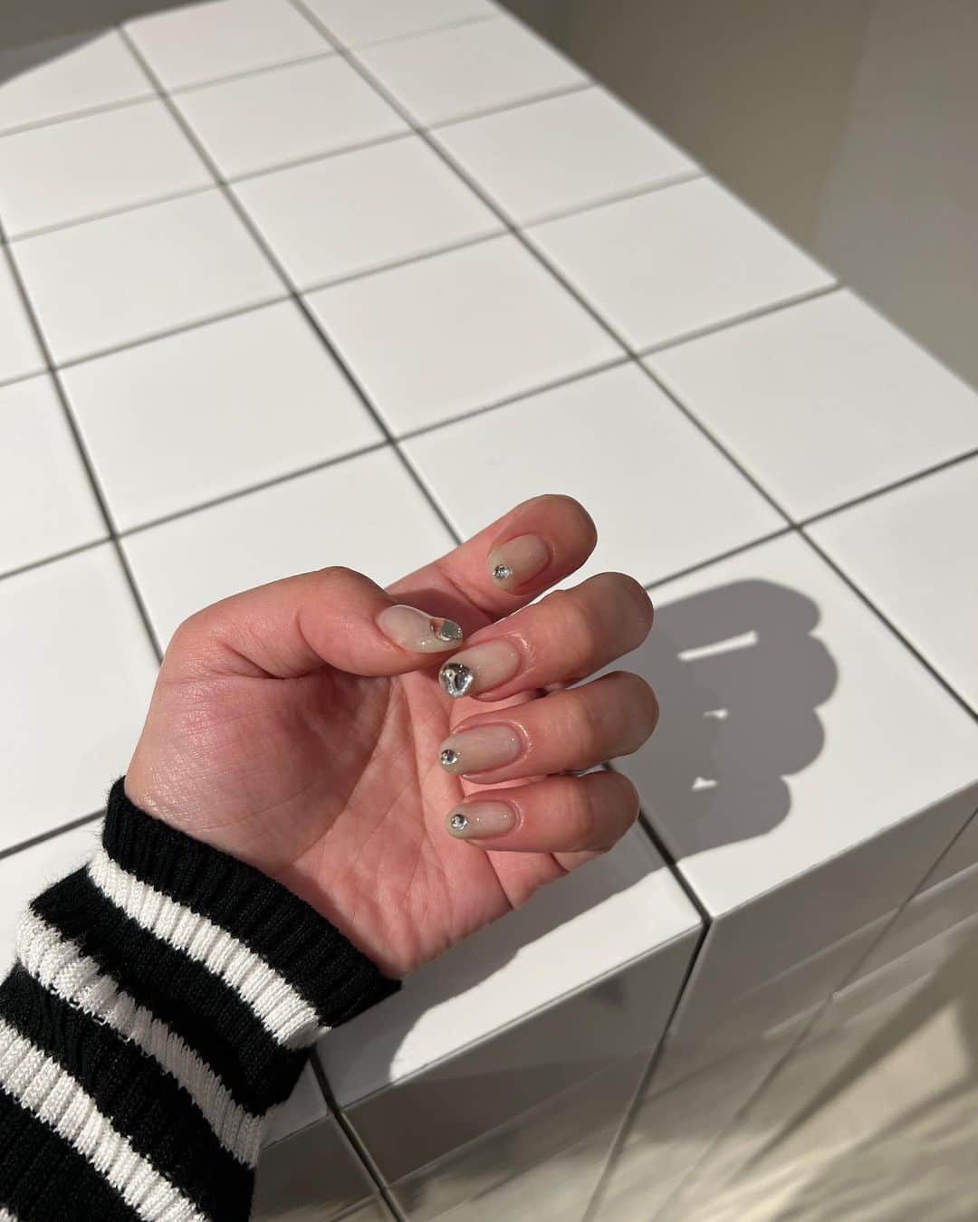 峯岸みなみのインスタグラム：「最近のネイルはこちらです💁🏻‍♀️ シンプルでどんな服にでも合うし、ほんのりクリスマスを感じられて可愛い〜🎄親指と中指のキラキラは♡になってるよ。あかねさんいつもありがとうございます。 皆さん、素敵なクリスマスを〜🍗🍷🌟」