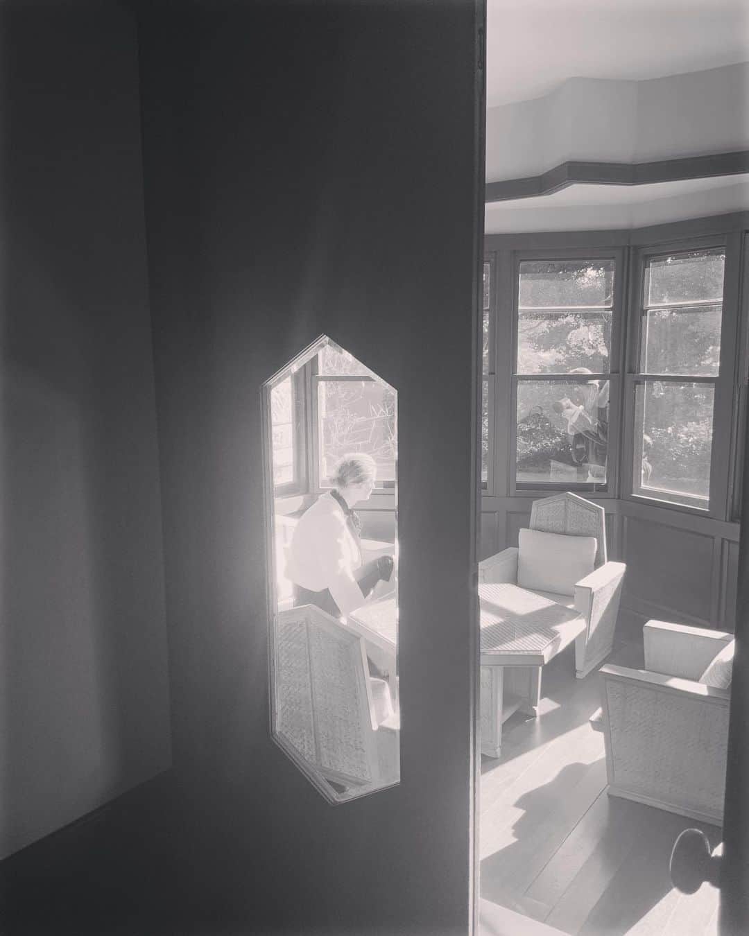 椎名直子のインスタグラム：「今年のしめくくりの撮影でした。  春の嵐　のような。  #blamink」