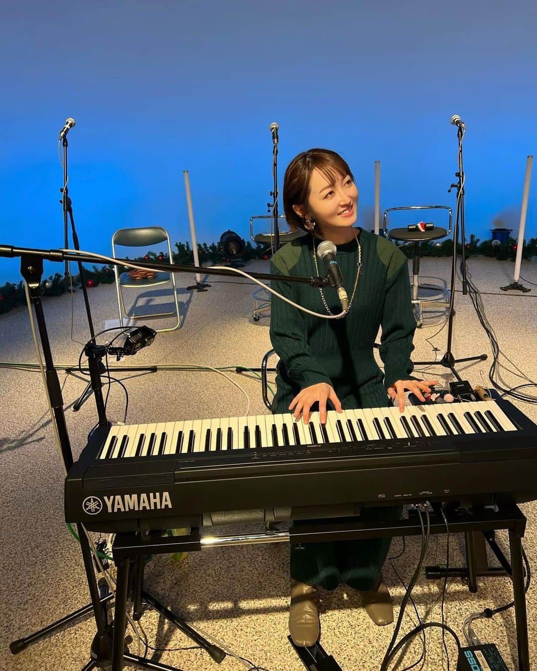 松田愛里のインスタグラム：「僭越ながら、 ボーカル＆キーボードを 担当させていただきました🎹🎤  小学校時代、実はピアノを習っていました。 約15年ぶりの練習は楽しかったです（笑）  任命してくださった福島真希さんに感謝です🫶 プロの節さん＆渚ちゃんと歌わせていただき幸せでした。  ご覧いただいたみなさん、 ありがとうございました。  #alliwantforchristmasisyou #マライアキャリー #happychristmas #ジョンレノン #クリスマスライブ #西日本放送 #everyフライデー #アナウンサー」