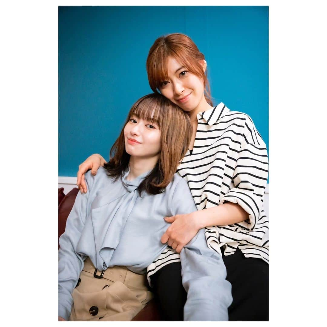 Sisterさんのインスタグラム写真 - (SisterInstagram)「「Sister」  ◤#Sisterドラマ オフショット📸◢ 仲良し姉妹の２ショットもこれが最後🥺 皆さま、三好姉妹の行く末を最後まで見届けてくださり ありがとうございました🌱  #山本舞香 さん #瀧本美織 さんの撮影は 楽しいシーンよりも… つらいシーンや大声を出すような大変なシーンばかり💥 そんなシーンが続く中でも 撮影合間はお二人の優しい笑顔に包まれていました💐  撮影現場を明るく楽しく引っ張ってくださり 本当にありがとうございました☺️  「Sister」スタッフ一同、心より感謝申し上げます。  ／ まだまだ #Sisterドラマ おかわりできます🍚 ＼  📌最終話 #TVer で見逃し配信中！  　▷https://tver.jp/lp/episodes/epdodz0eqi  📌#Hulu オリジナルストーリー「#裏切りの扉 」 10.5話配信中！📚地上波本編も全話配信中！ 　▷https://www.hulu.jp/watch/100132411  𑁍𓏸𓈒𓂃𓂃𓂃𓂃 「Sister」 #読売テレビ・#日本テレビ系 #毎週木曜日よる11時59分 𝐇𝐏:https://www.ytv.co.jp/sister/  三好凪沙▶︎#山本舞香 三好沙帆▶︎#瀧本美織  羽瀬昊汰▶︎#佐藤大樹 (#EXILE/ #FANTASTICS from EXILE TRIBE) 丸山 保▶︎#アキラ100％ 大島武夫▶︎#笠原秀幸 亀井裕太▶︎#カジワラタクト 兎谷真由子▶︎#小山莉奈 　◇ 杉田康佑▶︎#村上弘明 桧山亨▶︎#永井大 　◇ 三好奈美▶︎#櫻井淳子 三好洋介▶︎#吉沢悠 　◇ 麻倉陽佑▶︎#溝端淳平」12月23日 17時00分 - sister_ytvdrama