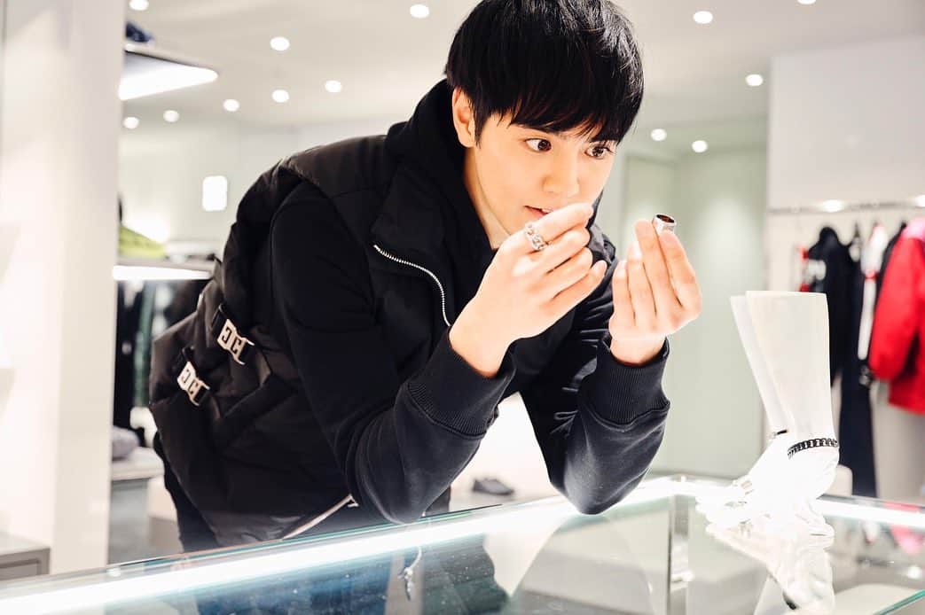 片寄涼太のインスタグラム：「Here is new store at SOGO Yokohama in Japan!! 🔒⚡️  そごう横浜店ではデザイナーのマシュー・M・ウィリアムズ(@matthewmwilliams )のコンセプトが表現された店舗が新オープン!! 🎶 Let's have good holidays with the Lucky Rabbit "Oswald"!! 🐇🤍  @givenchy   #givenchy   #disneyxgivenchy」