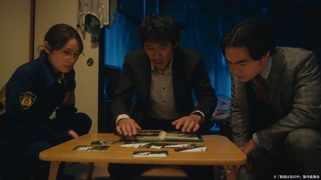 真相は耳の中さんのインスタグラム写真 - (真相は耳の中Instagram)「. ーー四年前、連続殺人鬼・フラワーは 16歳の少女たちを誘拐し、3日後に絞殺した…。  タイムリミットが迫る中、譲治たちは芽依の監禁場所にたどり着けるのか…。  芽依が監禁され、頼みの綱であるポッドキャストはどうなるのか？  放送が待ち遠しい最終回、ぜひご覧ください！  #真相は耳の中 #今夜0時52分放送 #伊原剛志 #筒井あやめ #森永悠希 #中村ゆりか」12月23日 15時28分 - tx_miminonaka