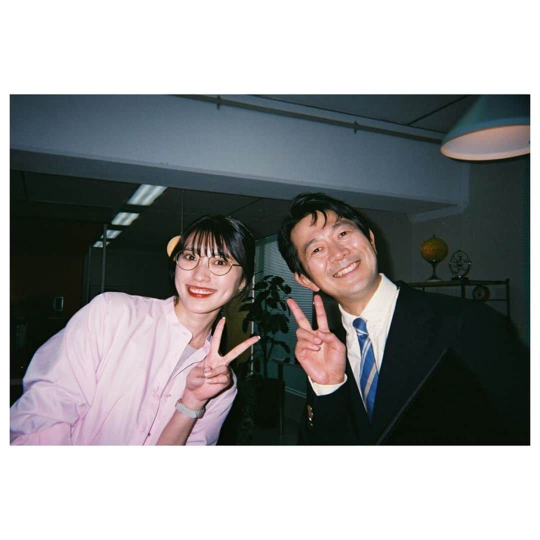 Sisterさんのインスタグラム写真 - (SisterInstagram)「「Sister」  ◤#Sisterドラマ オフショット📸◢ 月日が経ってもデザイン部は変わりません🎨 相変わらず和気あいあい🤗  変わったことは… 社内のレイアウトが少し変わった？ うさぎが棚から飛び出しました🐇  #フィルムカメラ🎞 #シスるんです📷  📌最終話見逃し配信中！ 　▷lnky.jp/hPTOcuh  📌#Hulu オリジナルストーリー「#裏切りの扉 」 10.5話配信中！ 　▷lnky.jp/mcrAv5T 📚地上波本編も全話配信中！  𑁍𓏸𓈒𓂃𓂃𓂃𓂃 「Sister」 #読売テレビ・#日本テレビ系 #毎週木曜日よる11時59分 𝐇𝐏:https://www.ytv.co.jp/sister/  三好凪沙▶︎#山本舞香 三好沙帆▶︎#瀧本美織  羽瀬昊汰▶︎#佐藤大樹 (#EXILE/ #FANTASTICS from EXILE TRIBE) 丸山 保▶︎#アキラ100％ 大島武夫▶︎#笠原秀幸 亀井裕太▶︎#カジワラタクト 兎谷真由子▶︎#小山莉奈 　◇ 杉田康佑▶︎#村上弘明 桧山亨▶︎#永井大 　◇ 三好奈美▶︎#櫻井淳子 三好洋介▶︎#吉沢悠 　◇ 麻倉陽佑▶︎#溝端淳平」12月23日 16時00分 - sister_ytvdrama