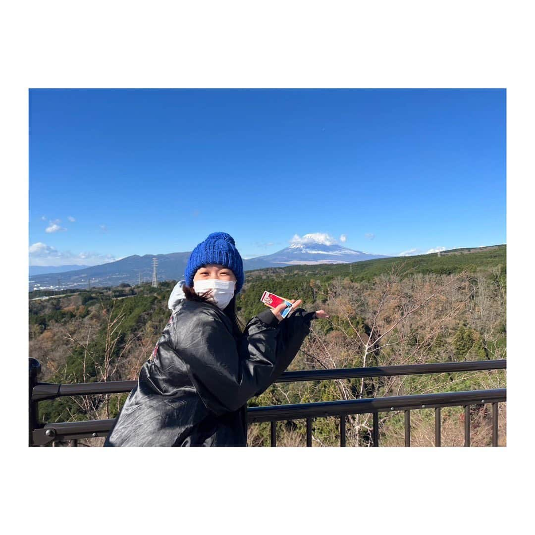 湊胡遥のインスタグラム：「・  修学旅行に行ってきました！ (in 山梨🗻) 風が強い〜〜って顔です、笑  あ、髪切ったよ💇‍♀️」