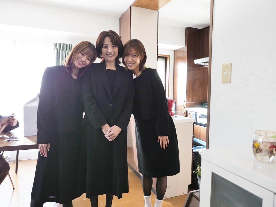 瀧本美織のインスタグラム：「家族🥲 みんな喪服で切ないけれど…  床寒いので靴下🧦   @sister_ytvdrama   #Sisterドラマ」