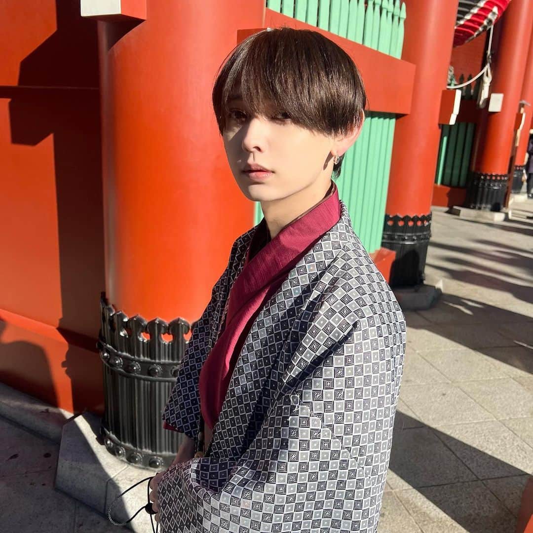 四季涼雅のインスタグラム：「着物似合ってますか👘   #浅草 #食べ歩き」