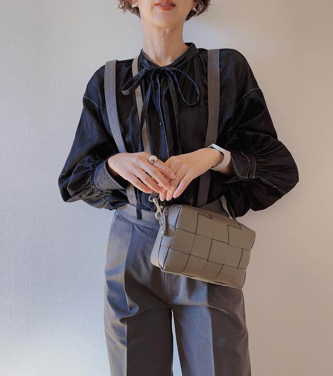 石井のり子のインスタグラム：「** 隠れてコソッとプレゼント購入🎁 #初サンタ業🎅  shirt #machatt pants #bowa ring #stellarhollywood  bag #iacucci#イアクッチ @iacucci_jp」