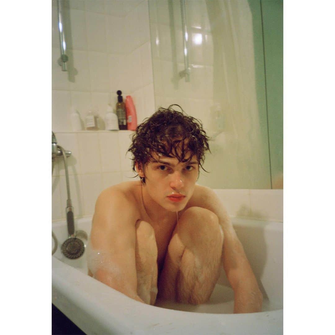 commons&senseのインスタグラム：「. . Red, Gold & Green LIMITED HOLIDAY CAMPAIGN !  BUM! BY TIMOTHY HAN / EDITION FOR BOYS! BOYS! BOYS! SCENTED CANDLE” & “BOYS! BOYS! BOYS! The magazine vol.4 “   Limited set AVAILABLE ONLY at Red, Gold & Green!  Don’t miss it!  With Love From Russia #16 ©︎Vlad Zorin. @vladislavzorin  This  image is  available as fine art prints from BOYS! BOYS! BOYS! at boysboysboys.org @boysfineart  全世界初！店舗ではRed, Gold & Green のみの独占販売となる、イギリス・ロンドン発のフレグランスブランド『TIMOTHY HAN /EDITION』とLGBTQ+コミュニティーをサポートする『BOYS! BOYS! BOYS! 』のコラボレーションキャンドルを数量限定で販売中。  12月25日(日)までのホリデーキャンペーンの期間中、このコラボレーションキャンドルとBOYS!  BOYS!  BOYS!  The magazine vol.4 がスペシャルプライスでご購入いただけるLIMITED SETを販売いたします。  このコラボレーションキャンドル（¥20,000）とマガジン（¥4,000）をLIMITED SETでは、スペシャルプライスとして ¥18,000でお求めいただけます。 また、ご購入いただいたお客様には、エコバッグをプレゼント。  お見逃しなく。  @redgoldandgreen_boutique @timothyhanedition @boysfineart @thelittleblackgallery  ＊表示価格はすべて税抜となります。  #redgoldandgreen #rg2 #timothyhanedition #boysboysboys #queerart #lgbtq+ #scentedcandle #Limitedset #exclusive」