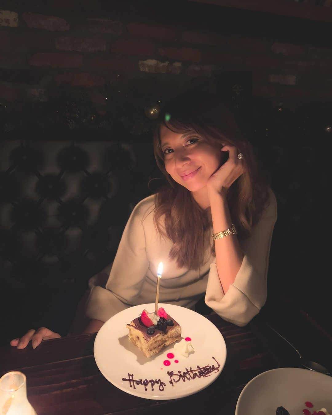 吉川ひなののインスタグラム：「バースデーディナーは夫とデート🥂 3軒はしごした🍷🥃🍸  みんな、お祝いメッセージありがとう🥰♥️」