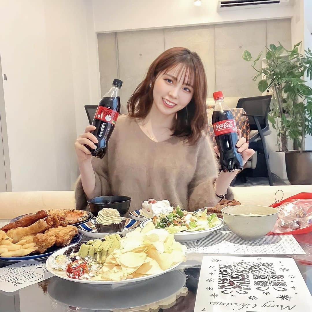 西村歩乃果のインスタグラム：「マネージャーと大好きなコークで　 クリスマスパーティーしました🎄🎂�  #コークのあるクリスマス　 いつも飲んでいるコークが　クリスマスフードとの組み合わせでさらに美味しく感じるし、  雰囲気が一気にクリスマスっぽくなるから楽しい🎅  しかも、今ならグルメギフトが当たる キャンペーンやってるよ！！🎁  コカ•コーラ公式Instagramアカウント(@cocacola_japan )をフォローして #コークのあるクリスマス　 をつけてコークと一緒にクリスマス料理の写真を投稿！  後日DMで当選結果が届くよ🙆‍♂️  #コークのあるクリスマス  #いつものおうちに魔法が起きる  #コカコーラクリスマス2022  #コカコーラ  #PR」