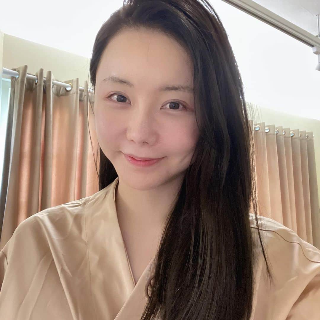 リュ・ジヘのインスタグラム：「#쌩얼죄송 요즘 신부관리중인데 사실 은근 먹을 거 다 먹고 촬영 전 날 뉴가닉테라피 받고 촬영 날 상체라인이랑 잔 붓기들이 없어져있길래 이건 진짜다 생각했어요!  핸드주파수요법으로 너무 좋아요 몸이 가벼워집니다  인바디 전 후 했을때 효과가 나타나요 이건 찐이에요 추천 드려요😭👍🏼 셀롤라이트 라인 정리 싸악..됨   저는 제 지인이 할인해줘서 가서 받았어요!  회원가 일반가 있으니 잘 상담받고 한번 받아보시길💕 한국 올 때마다 가야지...찐이야...  #뉴가닉테라피 #뉴가닉테라피청담 #뉴가닉청담 #뉴가닉마사지 #미세전류마사지 #마사지추천 #관리하는여자 #관리하는남자#다이어트마사지 #체형관리 #얼굴축소 #리프팅 #리프팅마사지 #신부관리 #신부마사지 #산후관리 #산후마사지 #웨딩마사지 #비대칭관리 #안면비대칭마사지 #웨딩마사지 #청담마사지 #청담에스테틱 #청담경락 #청담비대칭마사지 #청담얼굴축소」