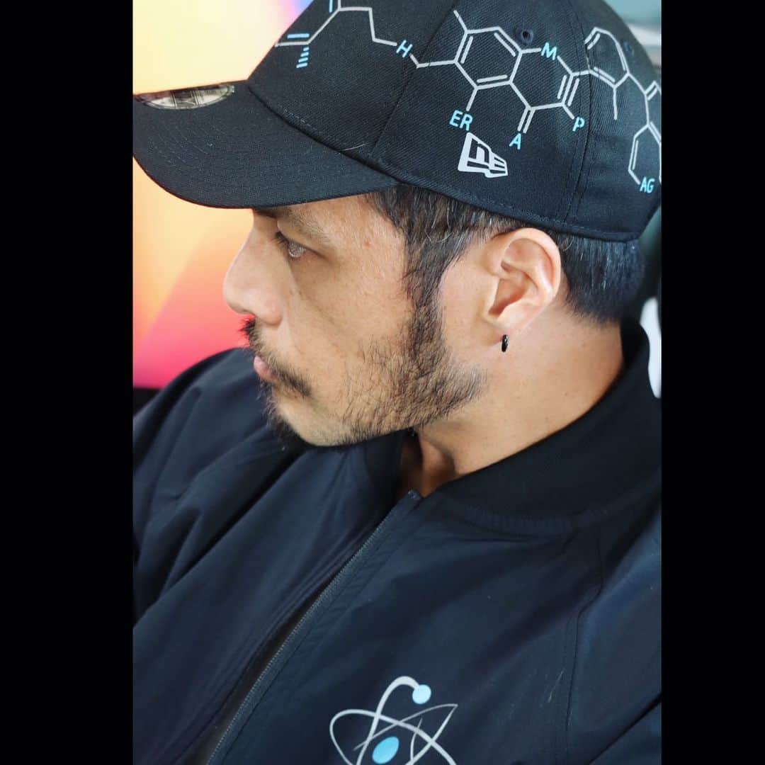 ZOEのインスタグラム：「今日はRAMPAGE×NEWERA  これを着るとやる気が溢れてくる気がする✊  ↓詳しくはこちらをご覧ください↓ NEW ERA®×THE RAMPAGE Collaboration ITEMS 12.17 (SAT) ON SALE THE RAMPAGEの5周年を記念した「NEW ERA」とのコラボレーション。 ベースボールキャップのワールドスタンダードである[59FIFTY®」を筆頭に、 「ニューエラ」のPerformance Apparelをベースモデルに採用したアパレルなど、全9アイテムをラインナップ。 キーモチーフとしてグループのイニシャルを配した幾何学模様を採用した初のカプセルコレクションが実現！ ★販売日 12月17日(土） ★販売先 ・VERTICAL GARAGE 直営店 (NAKAMEGURO, SHIBUYA, NAGOYA, OSAKA, FUKUOKA) • VERTICAL GARAGE ONLINE STORE @vertical_garage @newerajapan @the_rampage_official」