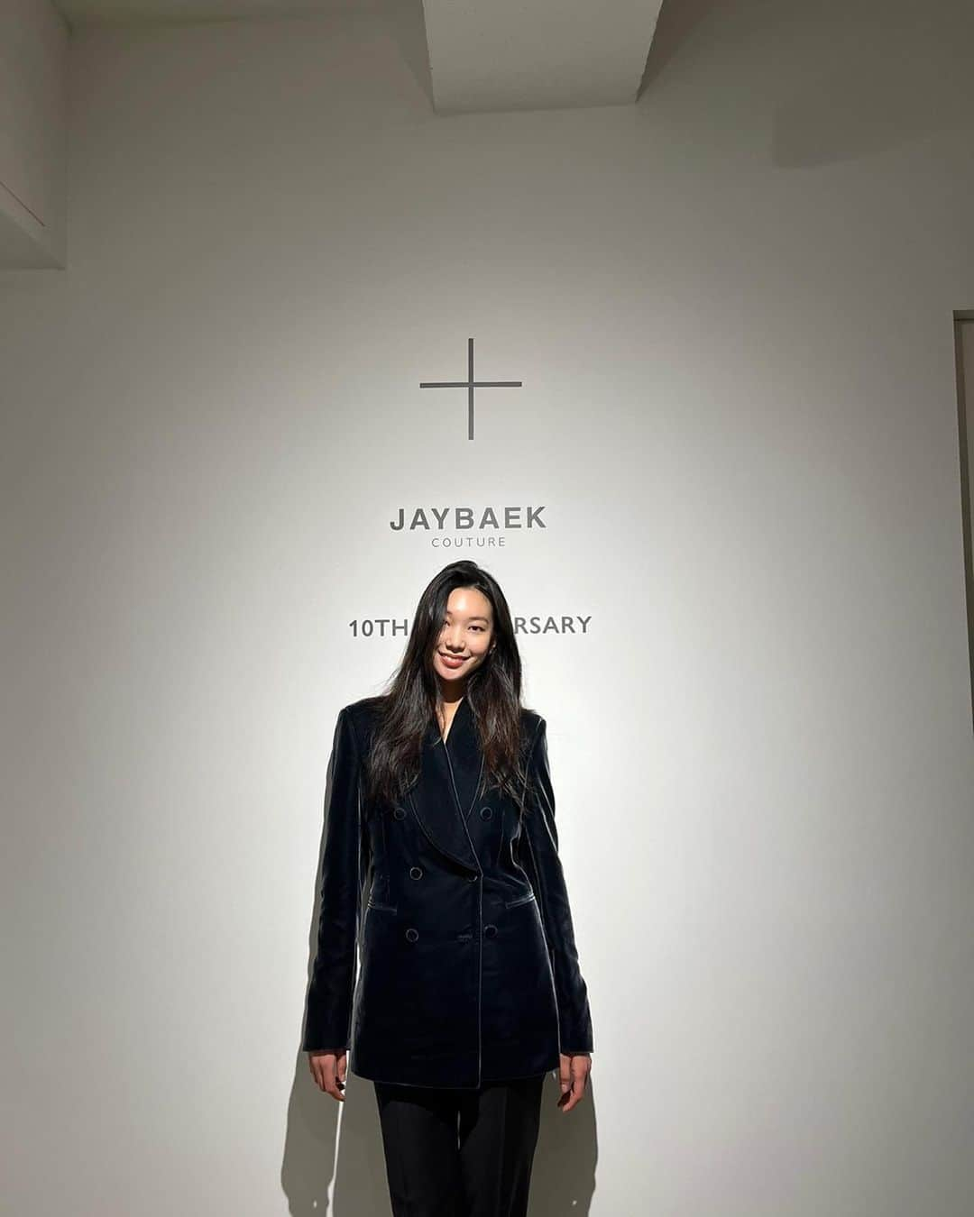 イ・ホジョンさんのインスタグラム写真 - (イ・ホジョンInstagram)「Congratulations on your 10th anniversary @jaybaekcouture 🖤」12月23日 16時53分 - holly608