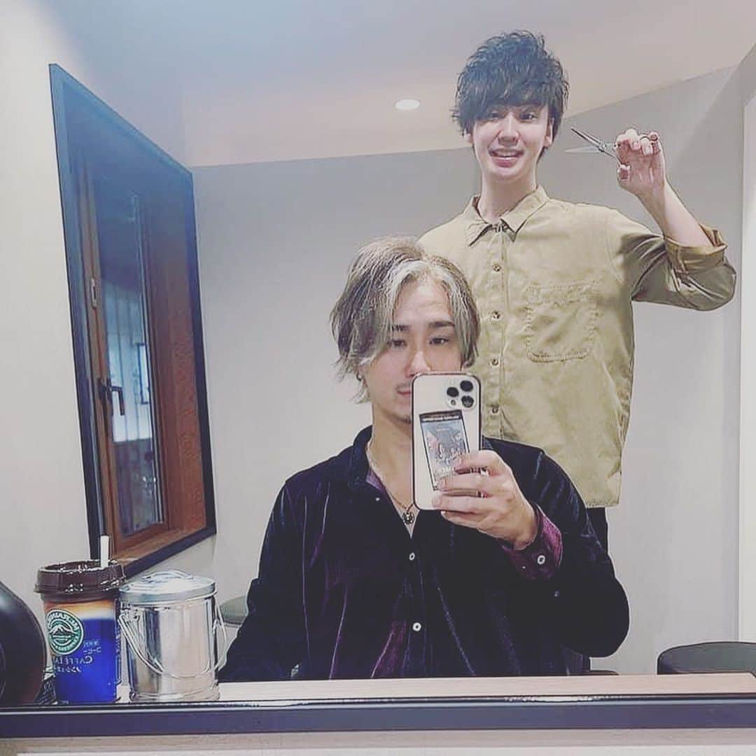 前田けゑのインスタグラム：「アイズ3階 ヘアサロンpompの人員も増えて参りました！！ まだまだフリーなスペースなので是非🙏 カットヘアメされる方もスタイリスト様も(その他ネイル、マツエクなどスペースは広いのでご相談ください)  通常利用 　　60h(使い放題)  55000円 1ヶ月使い放題　　　150000円 スポット利用 　平日　1h1000円  VIPルーム1h1200円 　土日祝1h1200円  VIPルーム1h1400円  その他利用料 消耗品などの使い放題 　　　　プライベートロッカー込み 　　　　　　　　　　月々11000円 プライベートロッカー(鍵あり) 　　　　　　　　　　月々4400円 薬剤置きスペース(鍵なし)  月々1500円  全て税込の価格になります。  入会金、事務手数料 オープン価格により無料  入会に基づきデポジットのみお支払いいただきます。33000円(変更あるかもしれないです) ご相談などは受け付けております。  こちらはやめらる際に全額お返しします。  使用料に関しては半月ごとのご清算となります。 (その他ご相談は承ります)  材料費などは自己負担になります。  ご質問、ご相談ありましたらご遠慮なくお問い合わせよろしくお願い致します。 担当　たてやまおさむ に繋ぎます！！ ※ボクは美容できまへんw  #新宿 #歌舞伎町  #ヘアサロン #24時間可能」