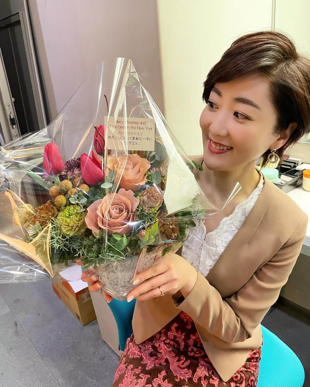 のインスタグラム：「雪で大変な１日だった中、素敵なお花が届きました。いつも喉のケアをしてくださっている先生です。  忙しくても、人が喜ぶことをスマートにできる人間に私もなりたいです。 吉田先生、ありがとうございます‼︎」
