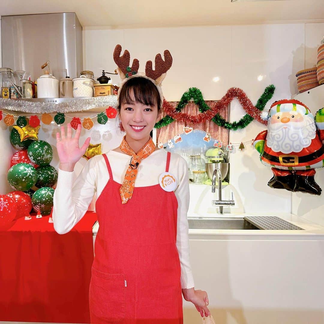 紀真耶のインスタグラム：「幸せなクリスマスになりますよーに💕 今日と先週の衣装も✨  ☆ ☆ #保育園にサンタが来たらしい  #お家にも来るかな #ハイタッチしたらしい #テレビ朝日 #グッドモーニング #あらいーな #アナウンサー #紀真耶」