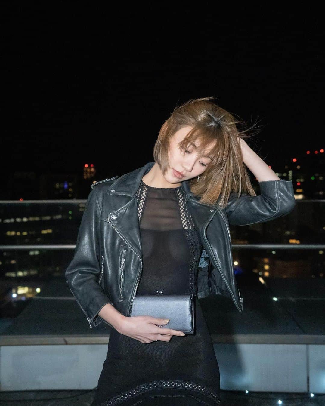 特蕾沙（Teresa）のインスタグラム：「+  為了與水水們的聖誕約會 可以說是相當慎重的打扮 感覺很久沒有看到活在相機裡 高清的自己了(遠望)  到所謂青春二十瀟灑離開 才終於開始學習欣賞自己 也是可以  但這樓頂的風吹得啊 想必是我年30的驕傲放縱 豪冷  Dress & Jacket @allsaintstaiwan  handbag @viviennewestwoodtaiwan  photographer @andyfoxarter   #搧東風」