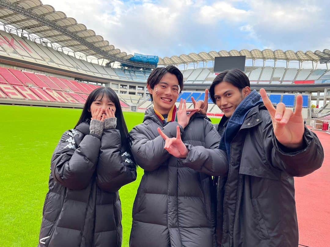 のインスタグラム：「本日、映画「仮面ライダーギーツ×リバイスMOVIEバトルロワイヤル」が公開しました！  感動そして活力が与えてくれる映画になっています。 沢山の方にこの作品が届いて欲しいです 幅広い世代の方に楽しんで見て頂けたら嬉しいです！  劇場で待ってます🦊😈  #ギーツリバイスmovieバトロワ  #仮面ライダーギーツ」