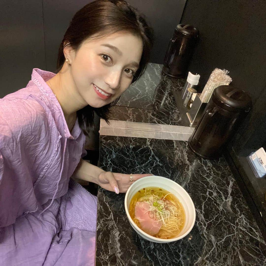 芹那のインスタグラム：「今週の 芹那だよぉ は 思い出たくさんのラーメン屋さんへ行った時の動画がアップされました🍜💓🍥🐟 私にとっていろんな意味で人生が変わる出会いができた場所といっても過言ではない、パワースポット的大好きなラーメン屋さん🥳  動画では おつまみ各種と餃子とラーメン２杯しかいただく時間なかったんだけれど、  魚介のスープの 琥珀ラーメン 最後にライスを入れてお茶酢漬けにするとこれまた最高なの🤤  あと毎月の限定ラーメンがとっても楽しみ😍😍😍 動画の時は鯛ラーメンだったけれど、 今月は牛白湯の 牛骨拉麺だよお🍜 来月は何かなぁ楽しみだなぁ😍😍😍インスタフォローして ぜひチェックしてみてね📝 @tenraiken   書いているうちに 食べに行きたくなってしまったあ🫣天雷軒でせりんこを目撃した際はぜひお声がけよろしくさお願いします🤍🤩🤍  #ラーメン #ラーメン好きな人と繋がりたい #ラーメン女子 #魚介系 #魚介ラーメン #天雷軒 #神谷町 #神谷町グルメ #神谷町ランチ #六本木一丁目 #六本木一丁目ランチ #六本木一丁目グルメ #港区ランチ #港区ディナー #港区ラーメン #牛骨ラーメン #拉麺 #東京グルメ #東京ランチ #東京ラーメン #麹町 #麹町ランチ #麹町グルメ #麹町ラーメン   時間によっては並んでいる時もあるので、これからどんどん寒くなるし風邪ひかないように暖かい格好をして行ってね😋 奥には個室的なお部屋もあるのでそれまた嬉しい👏🏻💓💓💓  神谷町本店 〒105-0001 東京都港区虎ノ門5-2-7 土井ビル1F  東京メトロ日比谷線神谷町駅2番口 徒歩1分  麹町店もあるよ🍜 〒102-0084 東京都千代田区二番町3-4 阿保日興ロイヤルパレス二番町1F  東京メトロ有楽町線麹町駅5番口 徒歩1分  一部メニューがそれぞれ違うのでどちらのお店も要チェックや❣️❣️❣️」