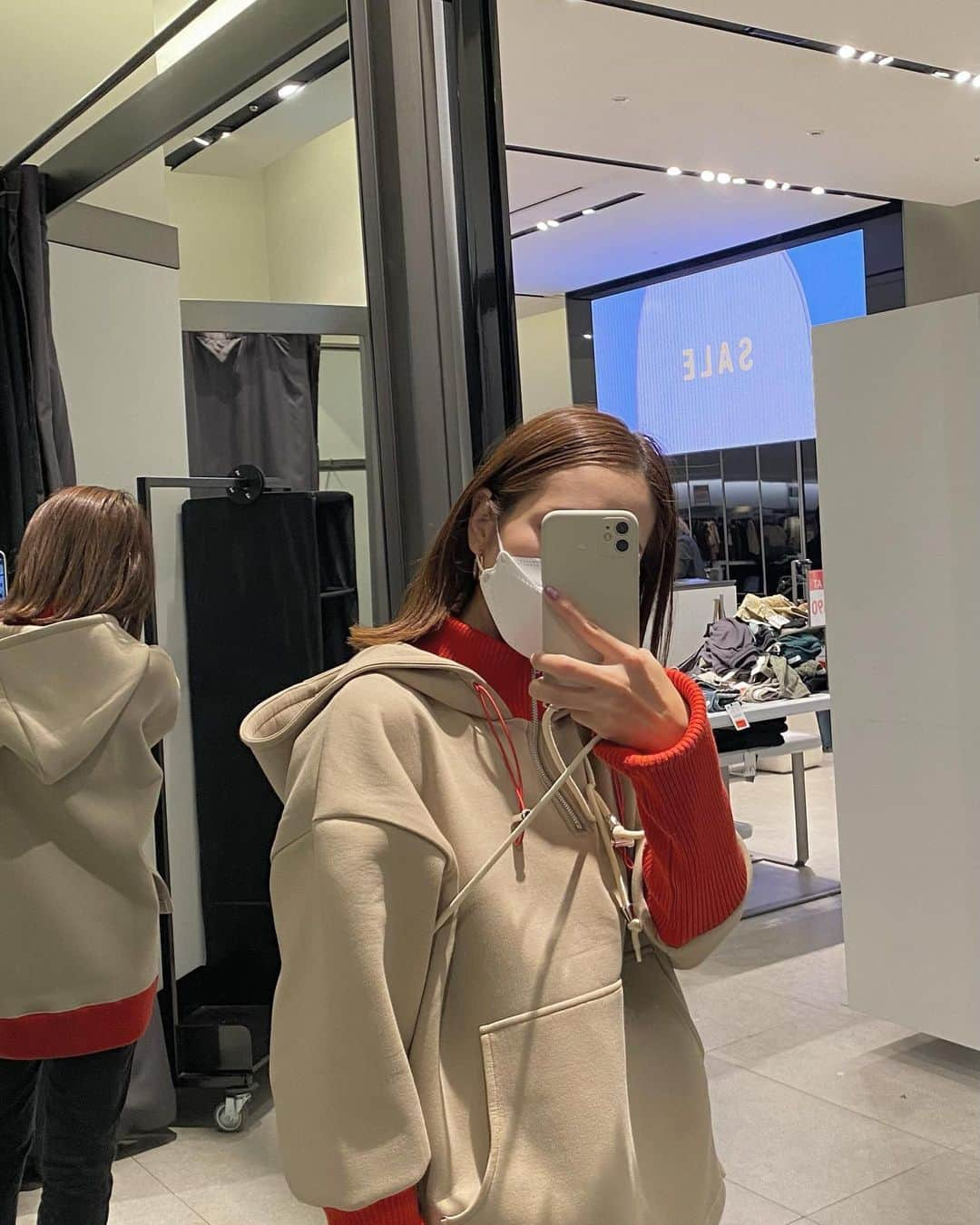 福長優のインスタグラム：「🤍🧡  超ダッシュでZARA！！ 次男とZARAのネット見てたら ソニックの洋服が😳‼︎ （きっとウチぐらいが興奮）  SALEやってたし、色々見たかったから 行ったけど結局子供服だけ調達して 帰宅🙌🏼  私は👩🏽@plus_women.azulofficial  のパーカー🧡 1枚サクッと着て可愛いとか ありがたい🫶🏼  #時間との戦い #時間の使い方下手すぎる母 #zara#ソニック」