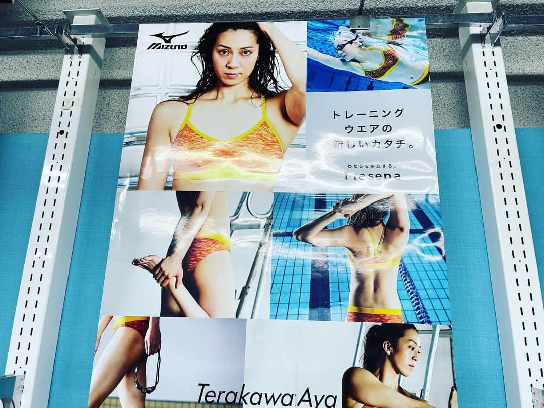 寺川綾のインスタグラム：「懐かしい写真😁👙 今日はチームオーダーキャンペーンで、とある学校にサプライズ訪問させて頂いた後、京都のゴトウスポーツさんへ🚘 これからもアヤコレで皆さんに喜んで着用して頂ける水着のデザインを考えよう📝 #ミズノ #チームオーダーキャンペーン #京都 #懐かしいポスター発見  #皆んながハッピーな気持ちで #水泳に取り組める #そんな水着を作りたい」
