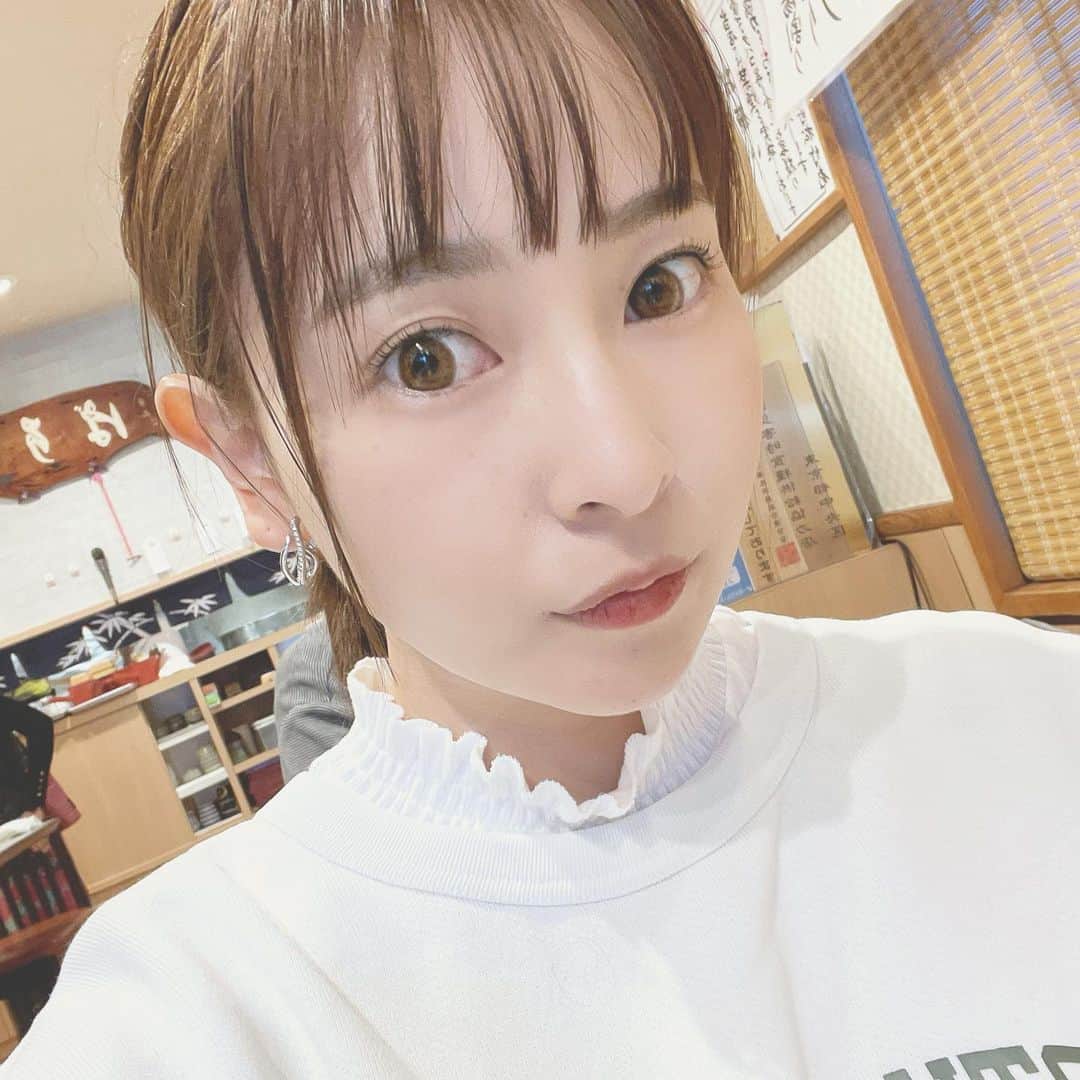 荒木未歩のインスタグラム：「前髪切った。 がっつりオン眉にしたかったけどひよった。  #前髪 #前髪カット #ぱっつん前髪 #オン眉 #30歳 #ボブアレンジ #팔로우 #소통 #맞팔 #셀카 #셀피 #셀스타그램 #얼스타그램 #camera #selfie」