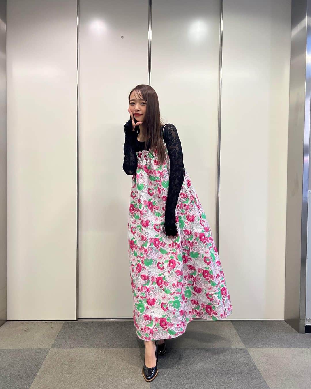 近藤千尋のインスタグラム：「今週も、おつかれさまでした💕 今日のラヴィットは クリスマスプレゼント交換があったり 大盛り上がりでした🎄💓🫶🏻 私は2年連続くっきーさん作の🎁 大切に飾りますね☺️笑！！ 衣装もクリスマスっぽく🎄笑🎅 スタッフさんに可愛いクッキー頂いたり 先生のトリュフクッキーも美味しかったり 今日も幸せな朝でした❤️  見逃した方はTVerで是非🫶🏻  それでは、 素敵なクリスマスをお迎えください🎅🤶💕  「ラヴィット」 １２／２３ tops @leinwande_official one-piece @ganni jewelry @stellarhollywood」
