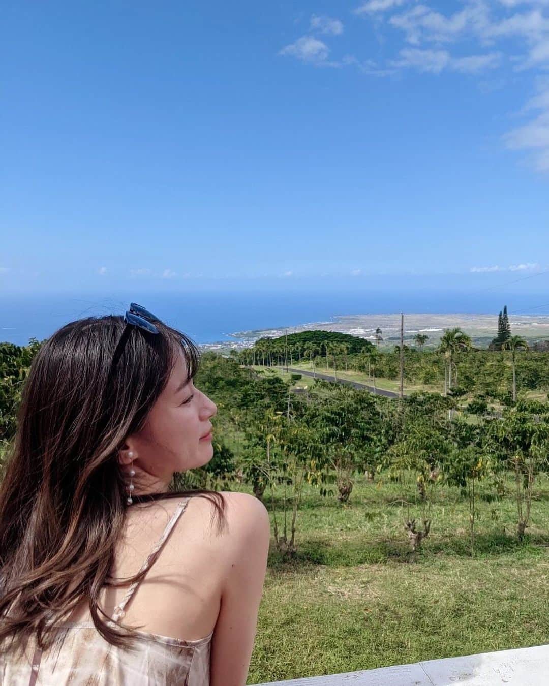 TBSアナウンサー公式さんのインスタグラム写真 - (TBSアナウンサー公式Instagram)「宇内梨沙です。 @risaunai  ． 先日、リフレッシュ休暇を頂き 3年ぶりに海外に行きました。 ． 向かったのはハワイ。 オワフ島は何度か行ったことがあったので、今回は初めてハワイ島を訪れました🌴 ． ハワイ島では、世界三大コーヒーでも有名なコナコーヒーを栽培しています。 ． 1日に何杯も飲んでしまうほどのコーヒー好きなので コーヒー園を訪れて、焙煎体験をしました☕️ コナコーヒーはしつこくなく飲みやすい、とても上品なお味です。 ． 目の前に広がるコーヒー園。 その先に見える海。 ． とってもリフレッシュできる旅となりました✈️ ． #tbs #アナグラム  #宇内梨沙 #アナウンサー #休暇 #休日 #海外旅行 #ハワイ #コーヒー #焙煎体験 #海 #リフレッシュ」12月23日 18時31分 - tbs_annogram