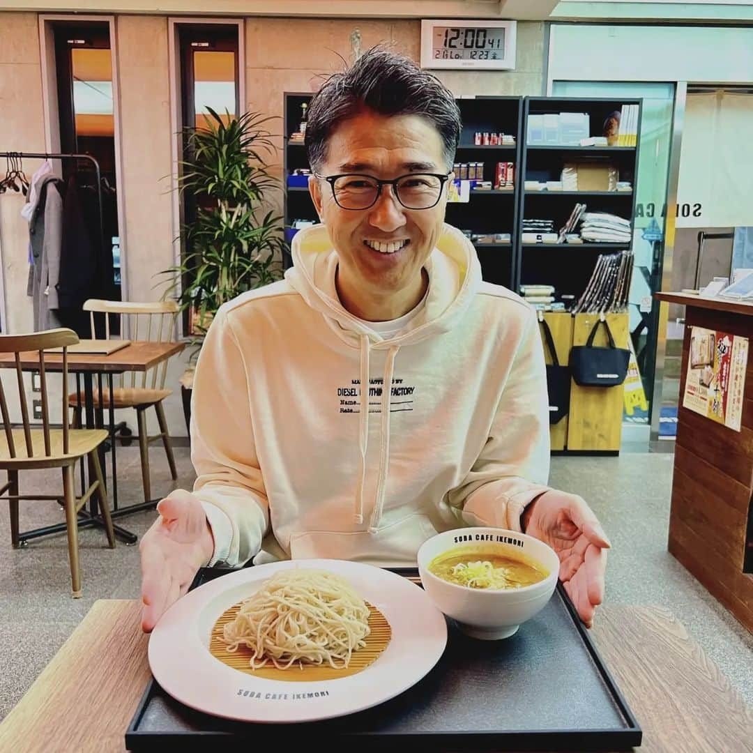 池森秀一さんのインスタグラム写真 - (池森秀一Instagram)「今日のランチは、「SOBA CAFE IKEMORI」で海老カレーつけ蕎麦！シェフ考案レシピが美味すぎ〜^_^これはクセになりますね♪最後の締めに蕎麦湯を割ると上品なスープカレーになり、めちゃくちゃ旨い一品です。幸せを頂きました！！みなさんも是非お試しください✨ご馳走様でした。 DEEN #池森秀一 #musicproducer #DEEN蕎麦森 #池森そば #sobacafeikemori」12月23日 18時40分 - ikemori_shuichi