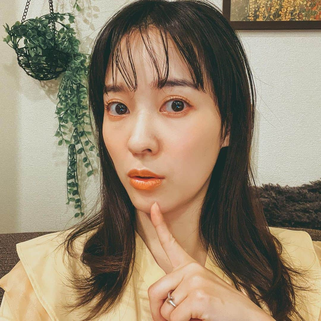 奈津子さんのインスタグラム写真 - (奈津子Instagram)「オンラインでの仕事が終わりこれから夫と数100億年ぶりに銭湯へ行ってきます。カメラマンの @buibui1209 さんがくださったイエローリップ💋いっきに旬なメイクになって可愛すぎるので珍しく1日2投稿目🥹  #家電 #家電好き #家電女優 #奈津子 #イエロー #イエローコーデ #イエローリップ  #口紅 #💄」12月23日 18時49分 - natsuko_kaden