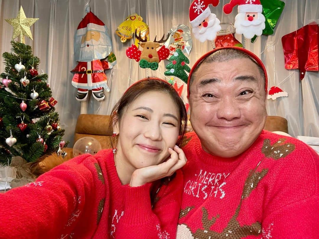 西野未姫のインスタグラム：「最近顔が似てるとよく言われます😳笑  メリークリスマスイブイブ🎅🎄  #夫婦って顔似てくるのかな #どう思いますか #メリークリスマス #イブイブ #初めての夫婦でクリスマスパーティー #プレゼント交換しました #お揃いコーデもしました #ツリーも飾り付けしました #明日はクリスマスイブ #お寿司に行く予定です💓 #わくわくドキドキ  クリスマスパーティーの様子はYouTube西野未姫チャンネルで動画アップされてるのでぜひ見てください🥰」