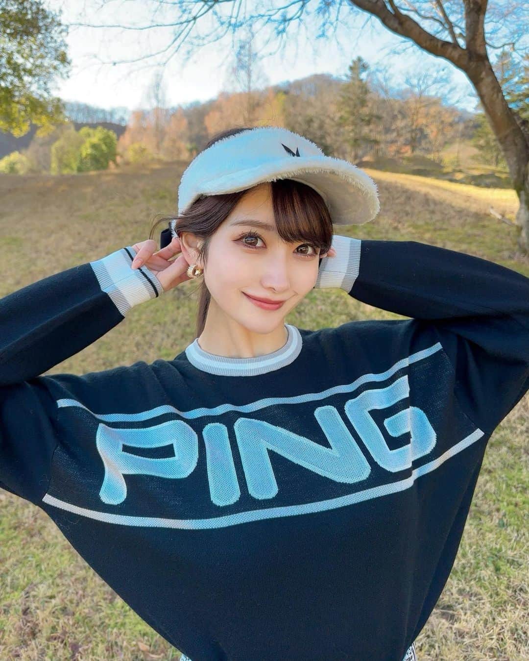 のインスタグラム：「. こんばんは❄️ 今日も今日とて寒いね〜〜🥺❄️ . お気に入りの @pingapparel_japan のウェア 着た時の🤳🤍 . ピアスは @eblouissant_jp のもの これくらいのサイズのフープピアスって どんな服装にも合うから重宝する🫶🏻✨ さりげなくキラッとしてかわいいの〜🤍 . . 今年も残りあと約1週間、風邪ひかないように過ごしたい🤣！ みんなもあたたかくしてね🥺🧣 . . #ゴルフ女子#ゴルフ#ゴルフウェア#ゴルフコーデ#ピアス#ファッション#ootd#fashion#fashionstyle#fashionista#golf#golfwear#golfgirl#golflife#golfaddict#golfcourse#golfclub#golfday#japanesegirl」