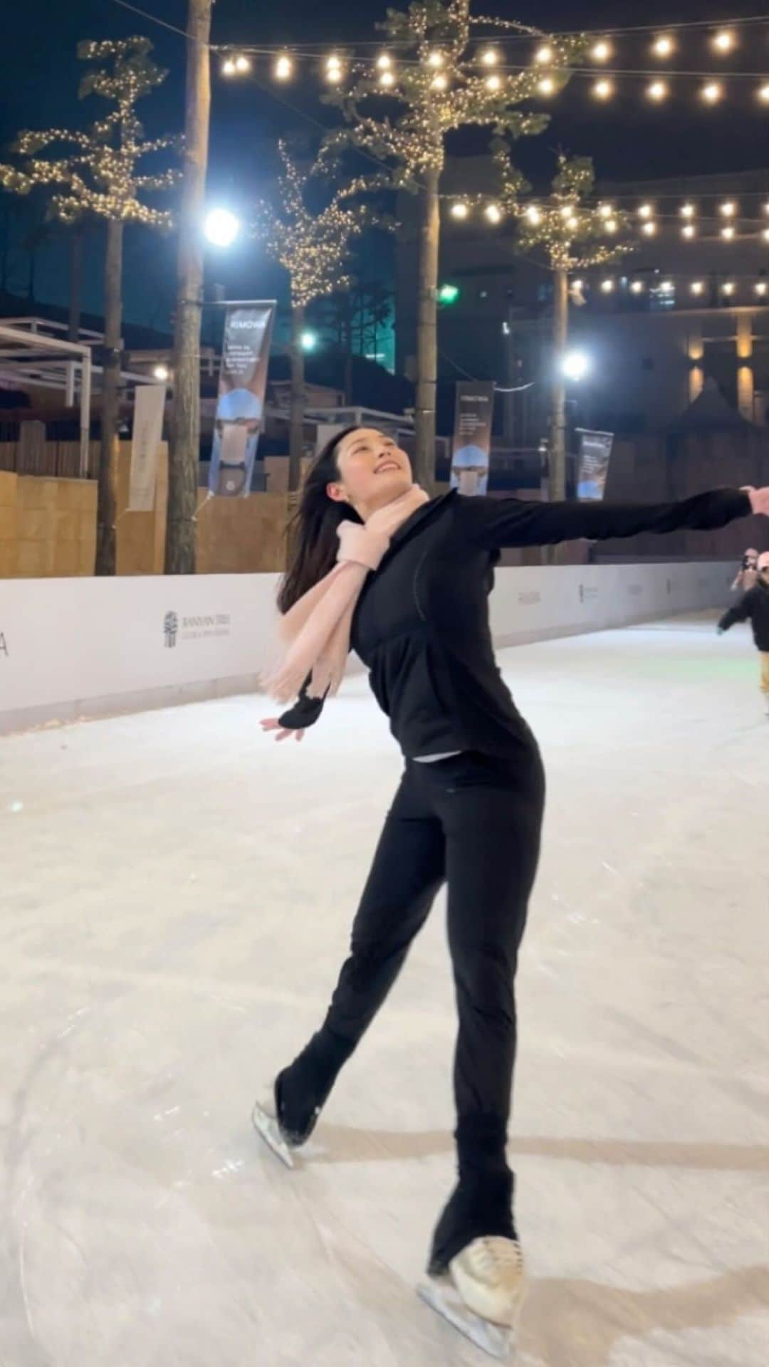 イ・ホジュンのインスタグラム：「얼음 위 슝슝⛸️❄️🤍 . . . #피겨 #피겨스케이팅 #figureskating #goldenhour #아이스링크 #반얀트리 #반얀트리클럽앤스파 #반얀트리아이스링크 #크리스마스」