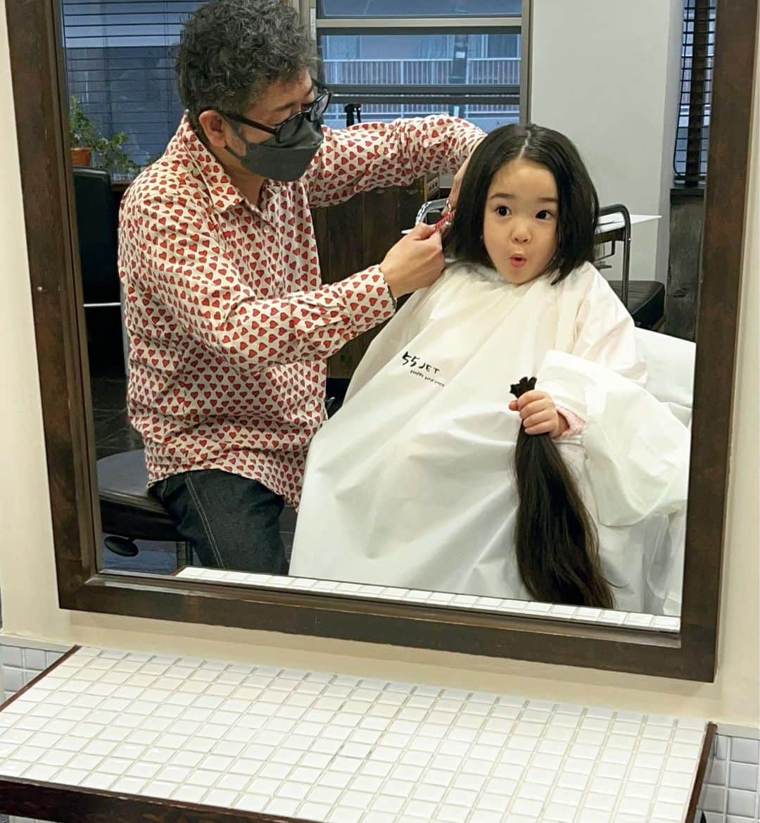 紅蘭さんのインスタグラム写真 - (紅蘭Instagram)「遂にバッサリ✂︎✂︎✂︎ 2人でヘアドネーション！！ 私48cm、娘45cmカットしてきました👩‍👧💗私は今回3回目で 2017年50cm 2019年45cm そして今回は48cm！！ 娘は3歳で45cmも切れたので かなり長かったんだなーと実感😂 最年少なんじゃないか？って くらいw  1年前くらいに娘にヘアドネーションの話をする機会があって 娘なりに理解してくれて 私もやりたいとのことで 2人で伸ばしてました💗 プリンセスが大好きで ロングヘアを気に入っていた 娘だから いざ、切るってなったら 「やっぱりやらない」とか なることも想定してたけど、 こんなにも喜んで切ってくれるとは少しびっくりだったな！！  いつもありがとうございます！ @55jet  素敵な髪型にして頂き 娘も大喜び！  お家帰って3人でお揃い ホリデーパジャマ🎄❤️ もうすぐクリスマスだね….🎅 今年はサンタさんになかなか 難しいお願いをしていて探すの 頑張ったな私😂わくわく  🎁BROSKY Holiday企画🎁 本日よりスタートしました！！ 次の発売時間は今夜21:00〜  ❄️日時❄️ 　12月23日.24日.25日の3日間 　朝9:00〜、夜21:00〜  BROSKYスキンケアオールスター＆ホリデーコフレセットを販売 致します🎁  ❄️スキンケアオールスター❄️ ■BROSKY美容液 □冬季限定BROSKY美容液＋αMO  ■BROSKYアイクリーム □BROSKYスキンケアセット ■BROSKYフェイシャルマスク  🎄ホリデーコフレセット🎄 【A】BROSKY美容液＆化粧水・乳液の３点セット 【B】BROSKY美容液＆アイクリームの２点セット 【Mini 】BROSKY美容液＆フェイスマスク2枚の3点セット  ※全てのセットに限定デザインのギフトボックスとBROSKYオリジナルアロマキャンドル付き  今年のギフトBOXもとても可愛いのでギフトの方は是非BOXも ご一緒に…✨  ※今月より全ての商品にメッセージカードが付きます！！  #紅蘭 #ヘアドネーション #親子ヘアドネーション #broskyskincare  #brosky美容液 #クリスマスギフト #ホリデーギフト」12月23日 19時18分 - kurankusakari